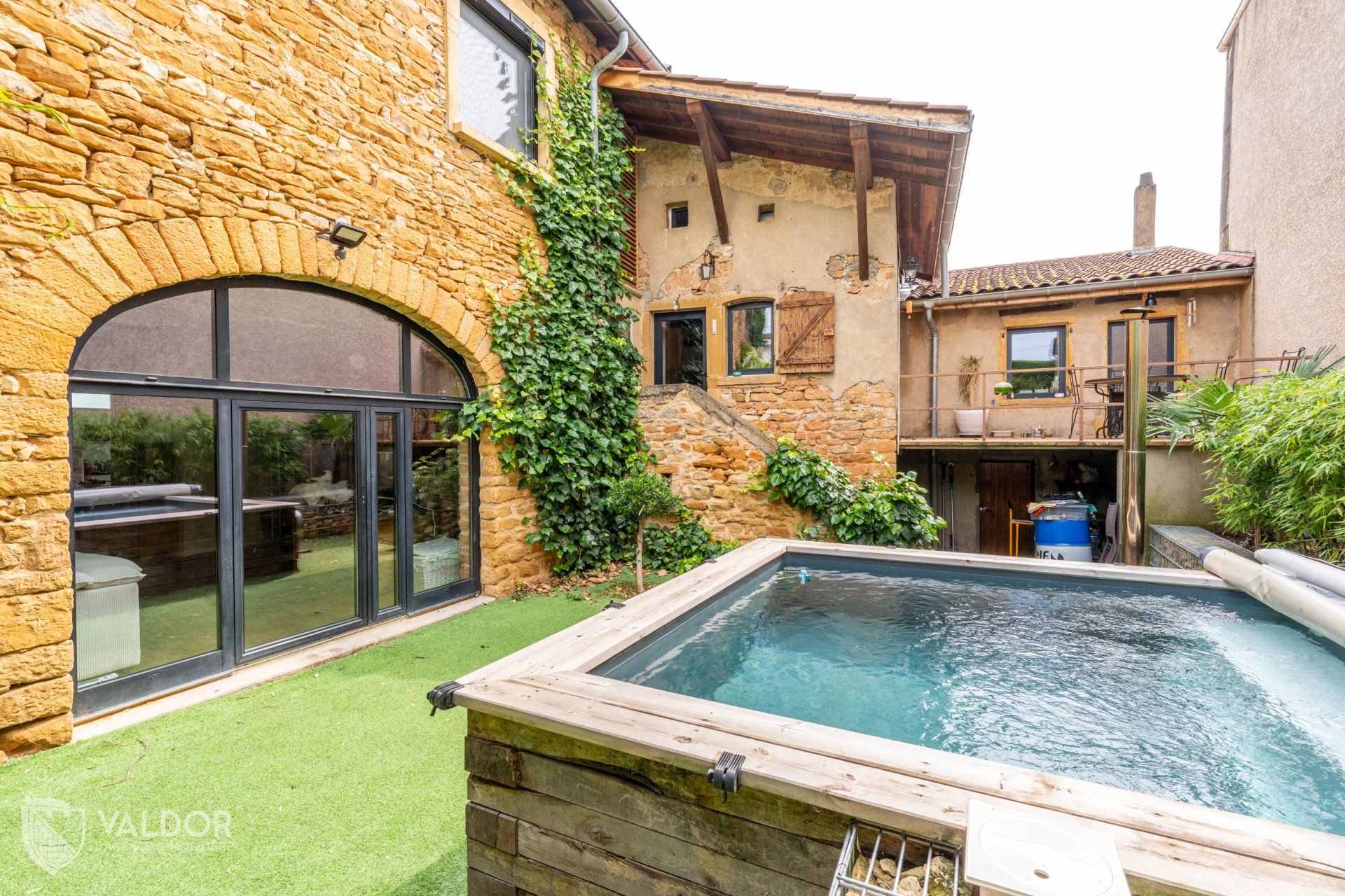 Maison d'environ 255 m² dans un petit hameau de Châtillon 69380