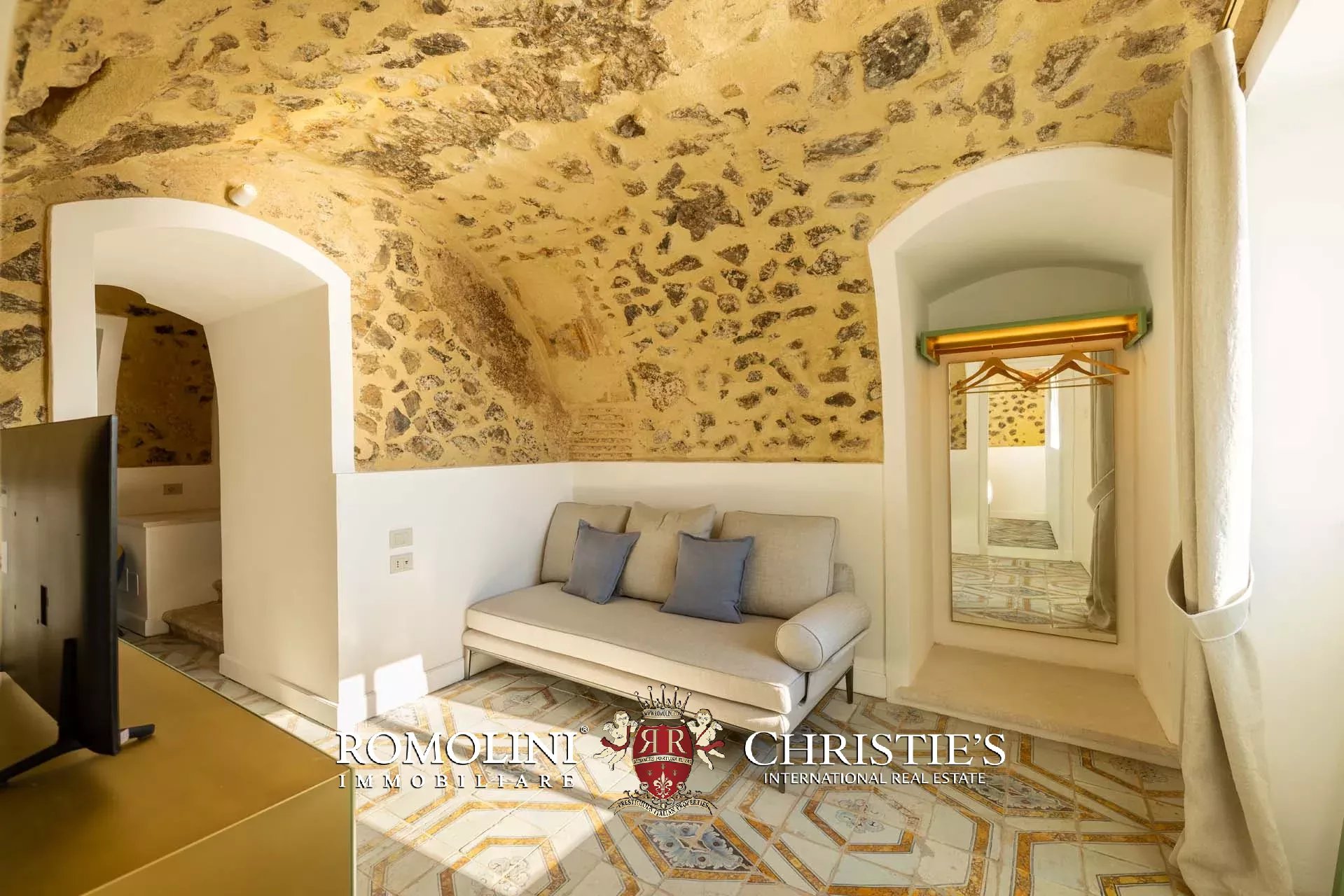 8 Bedroom Villa/Townhouse's Image 115