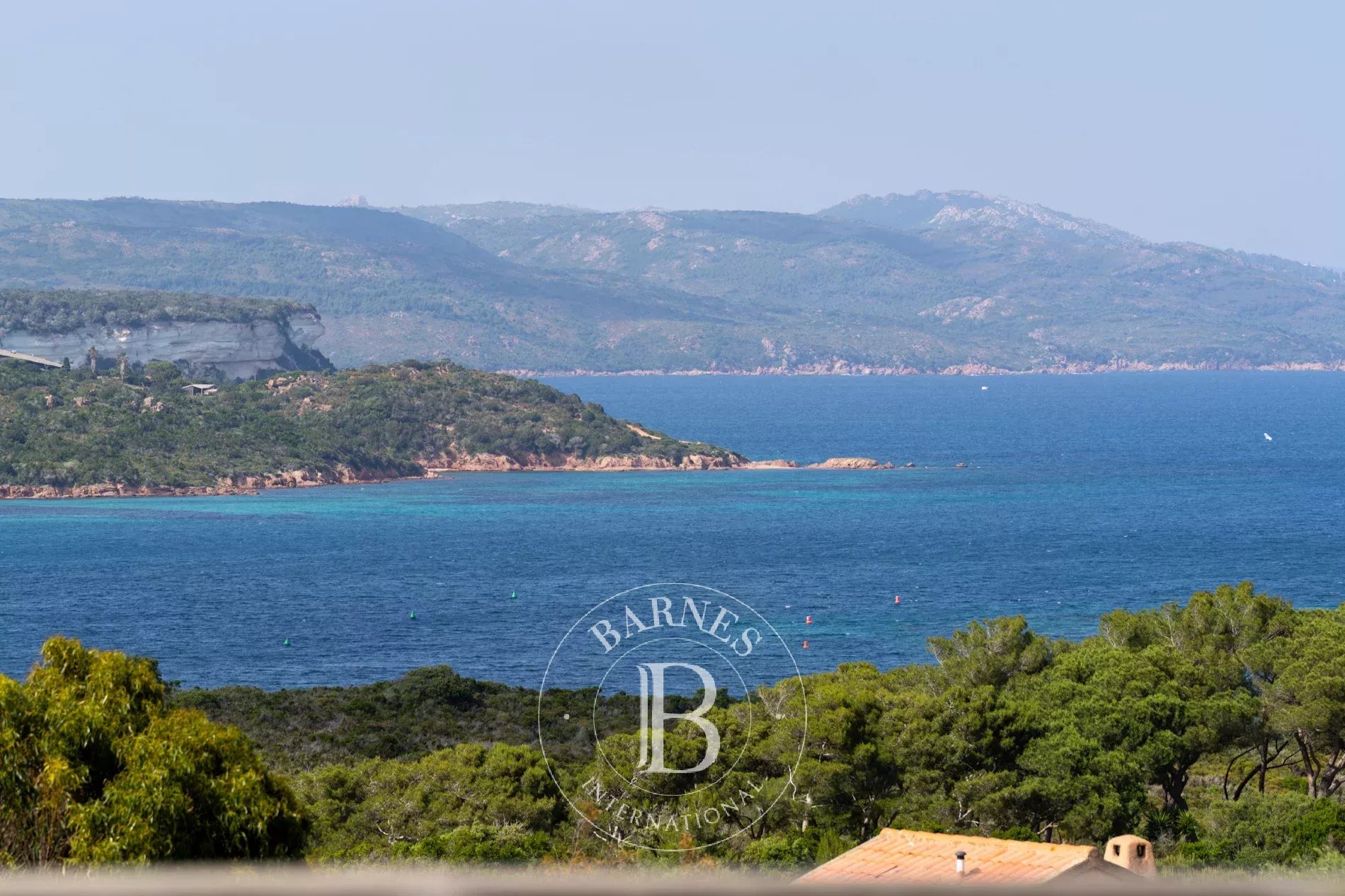 Exclusivité, Bonifacio, villa d'architecte, type bergerie, 4 chambres, piscine, vue mer et montagnes, proche plage