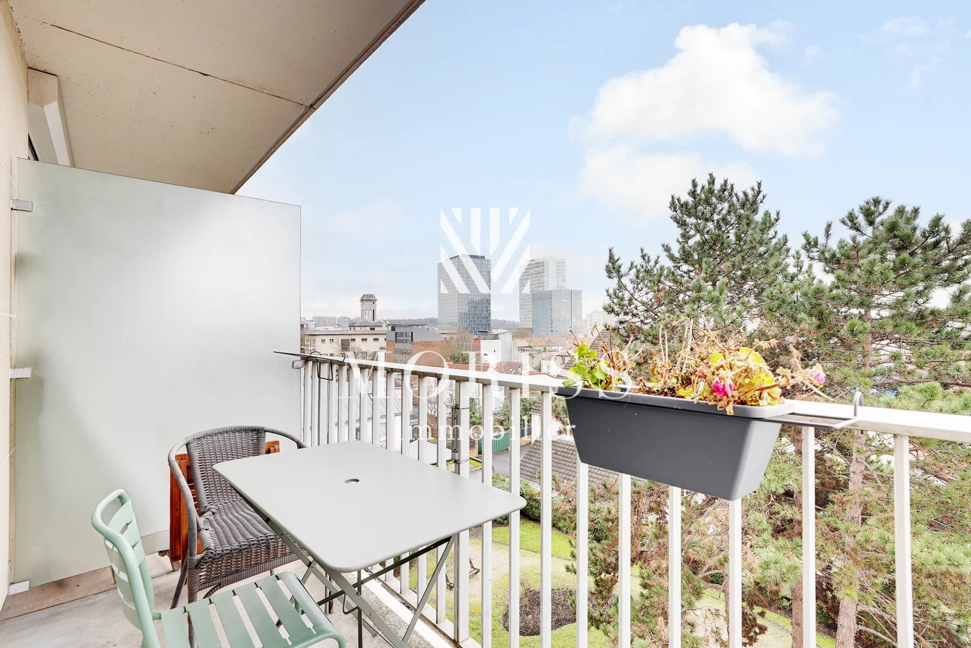 APPARTEMENT 4 PIECES  - 78 M2 + 8 M2 DE BALCON - PARKING ET CAVE - Image Array