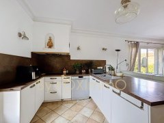 Villa 8 rooms in a quiet area, swimming pool, parking, single-story, independent studio and 2-room apartment — photo 6 of 7