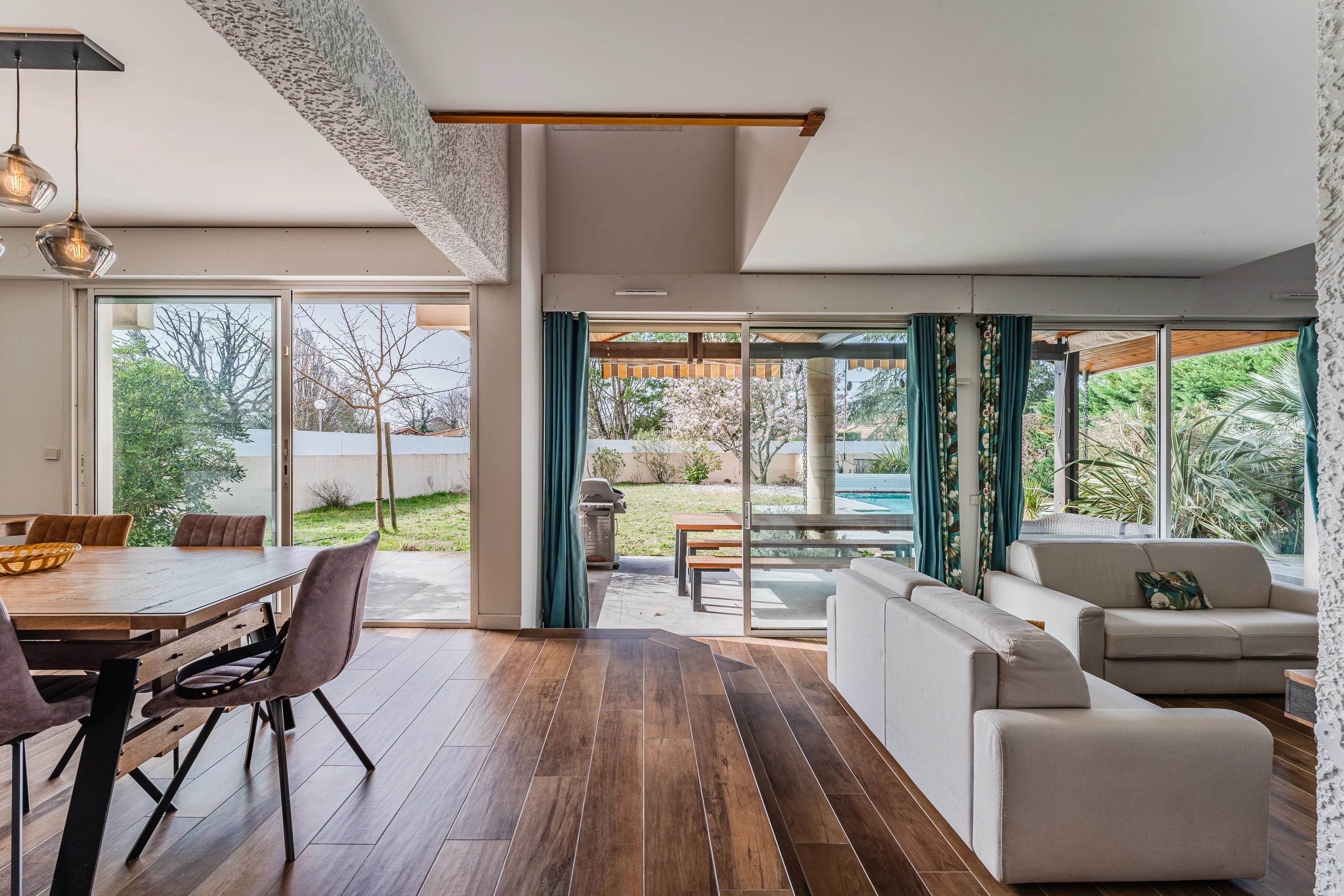 Charming 5-Bedroom Home with Pool in Gujan-Mestras, France