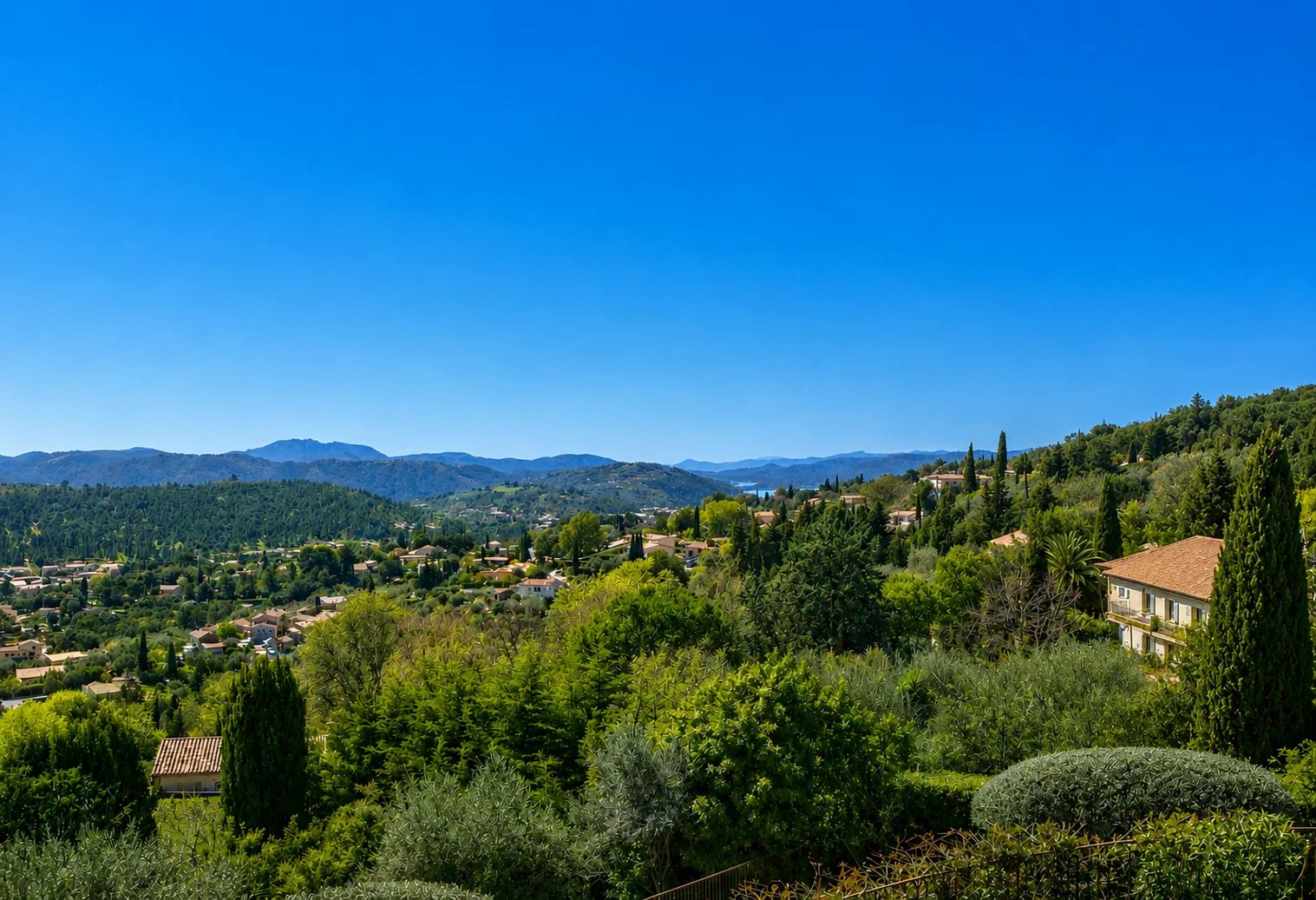  Image of Villa - 6 Bedrooms for Sale in Alpes-Maritimes-Spéracèdes-France, Image 9
