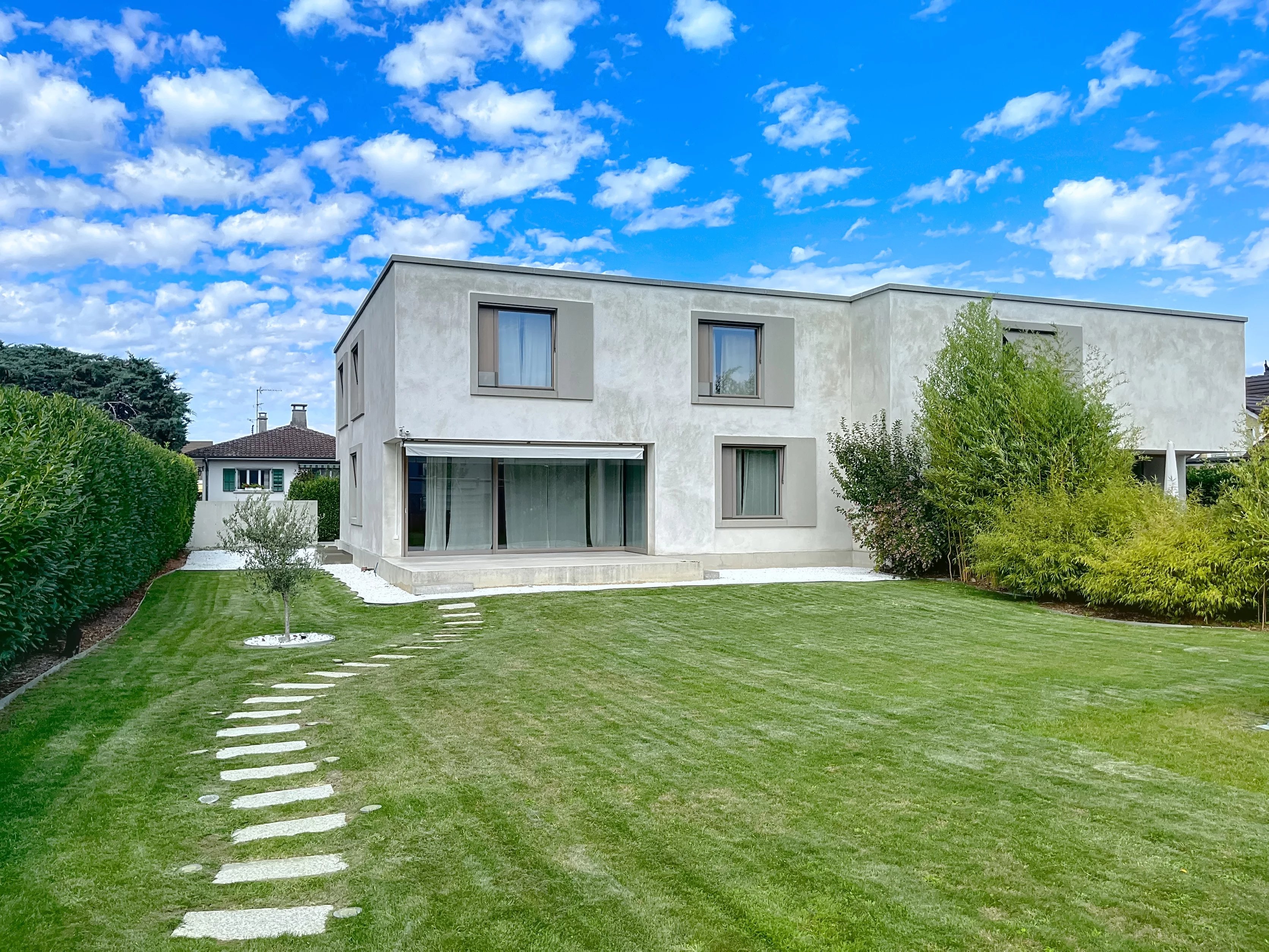 Recent 6.5-room contemporary house