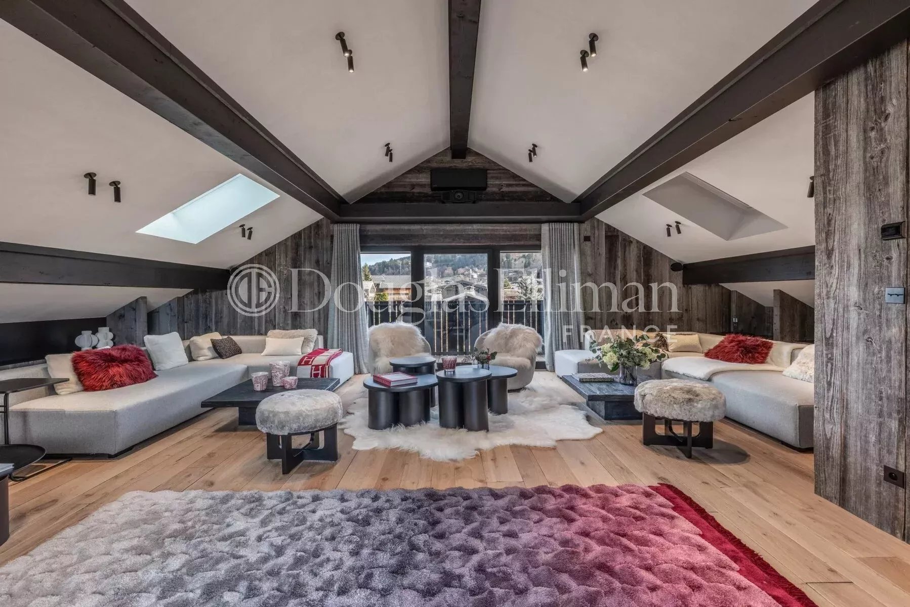 MEGÈVE – Chalet de luxe avec 5 chambres au cœur du village - Image nᵒ2