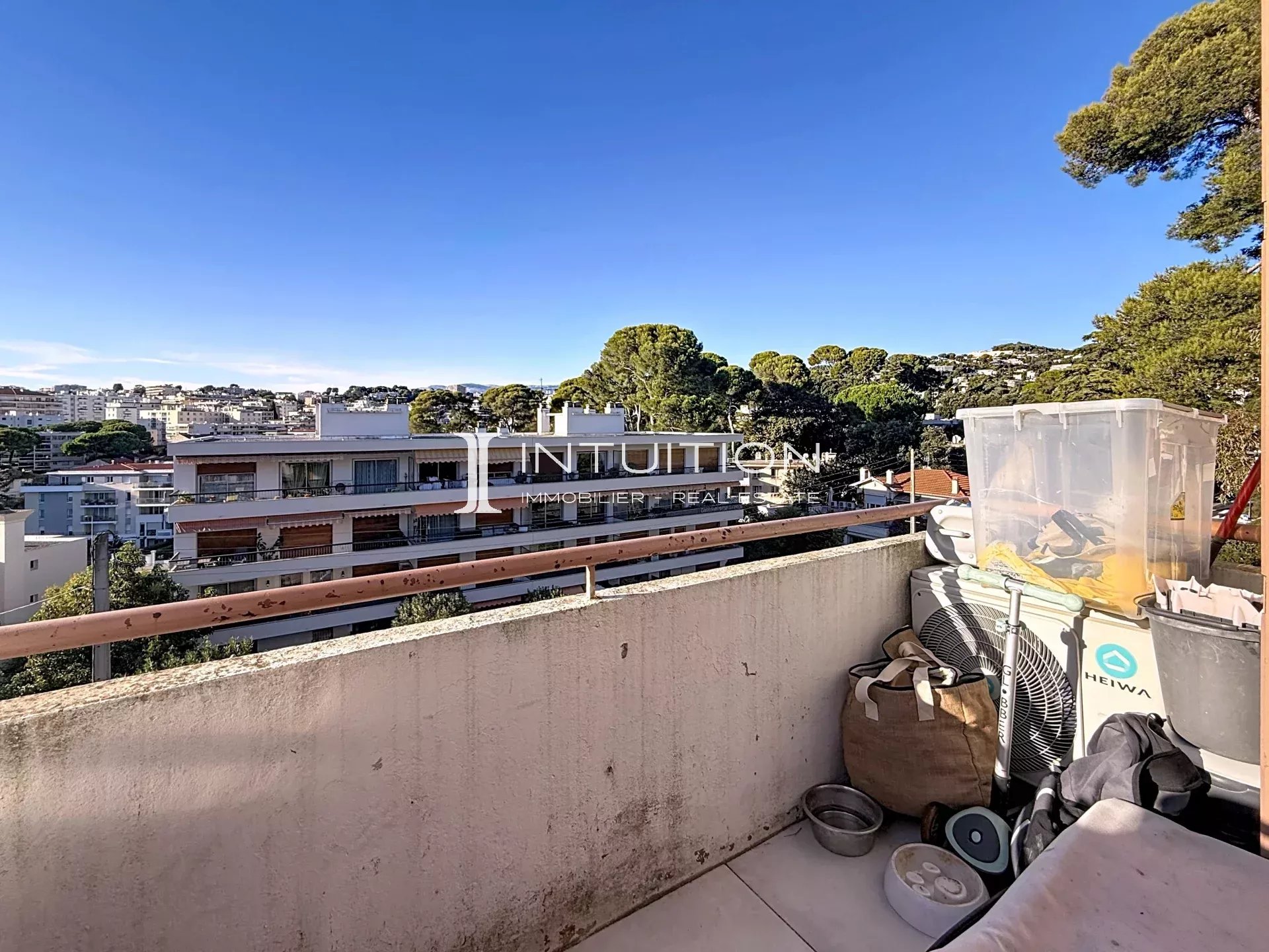 Cannes - Coteaux : Appartement 2 pièces avec balcon au dernier étage