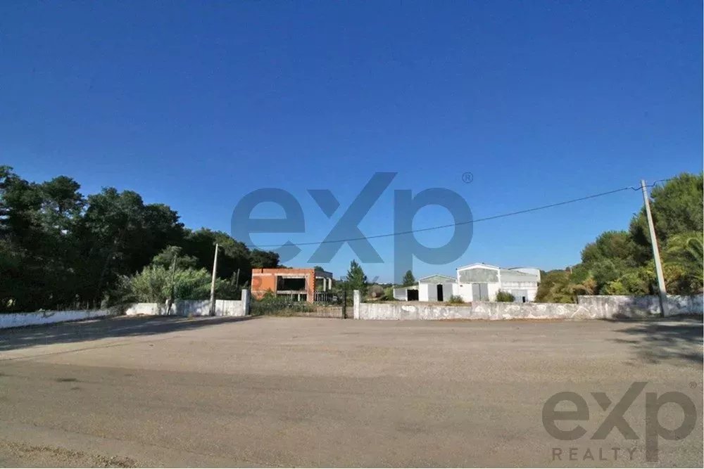 Armazéns com 4.563m2 de construção, inserido em lote de 5 Ha, em Ulme - Chamusca