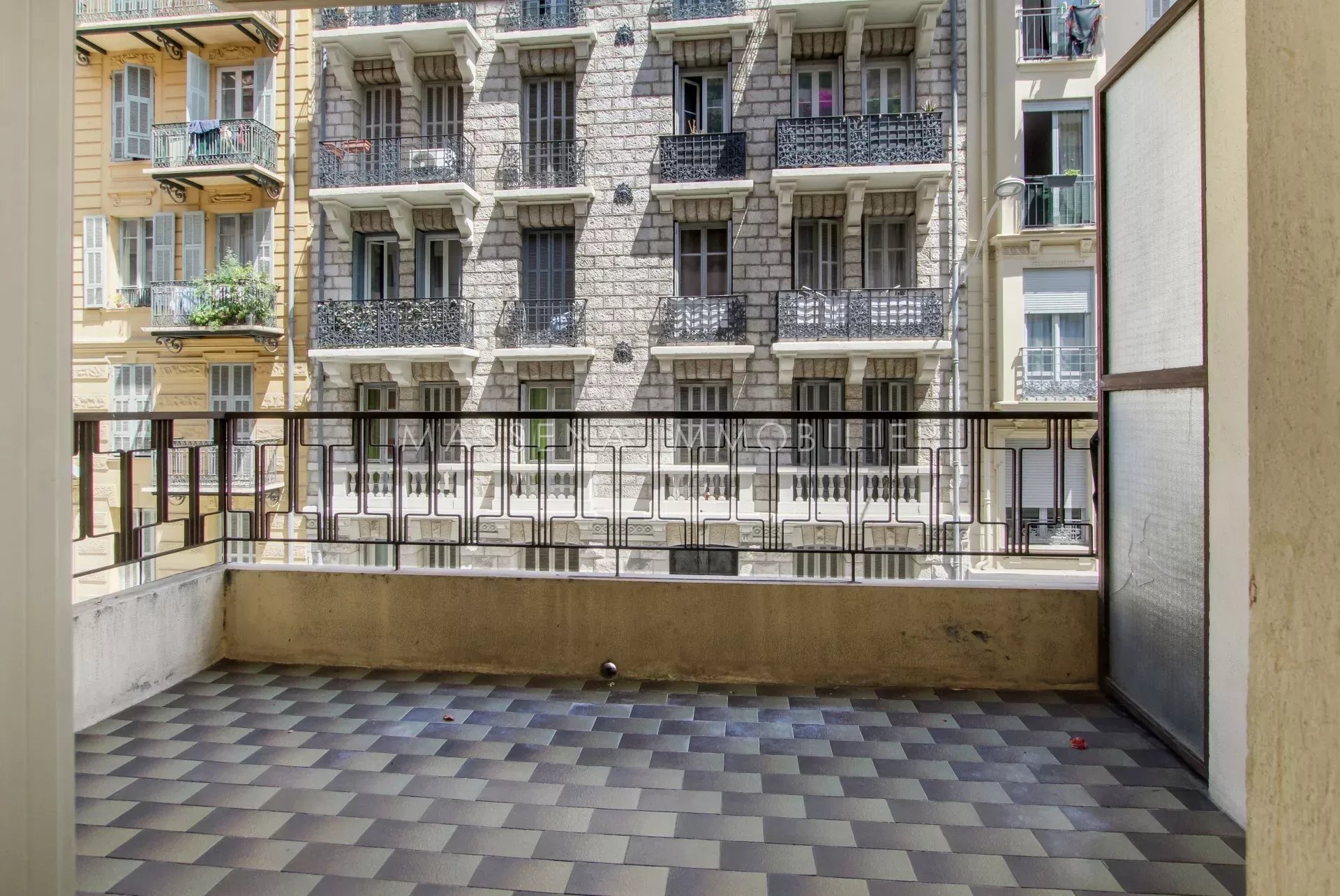 Nice Libération : 3 pièces a rénover avec terrasse