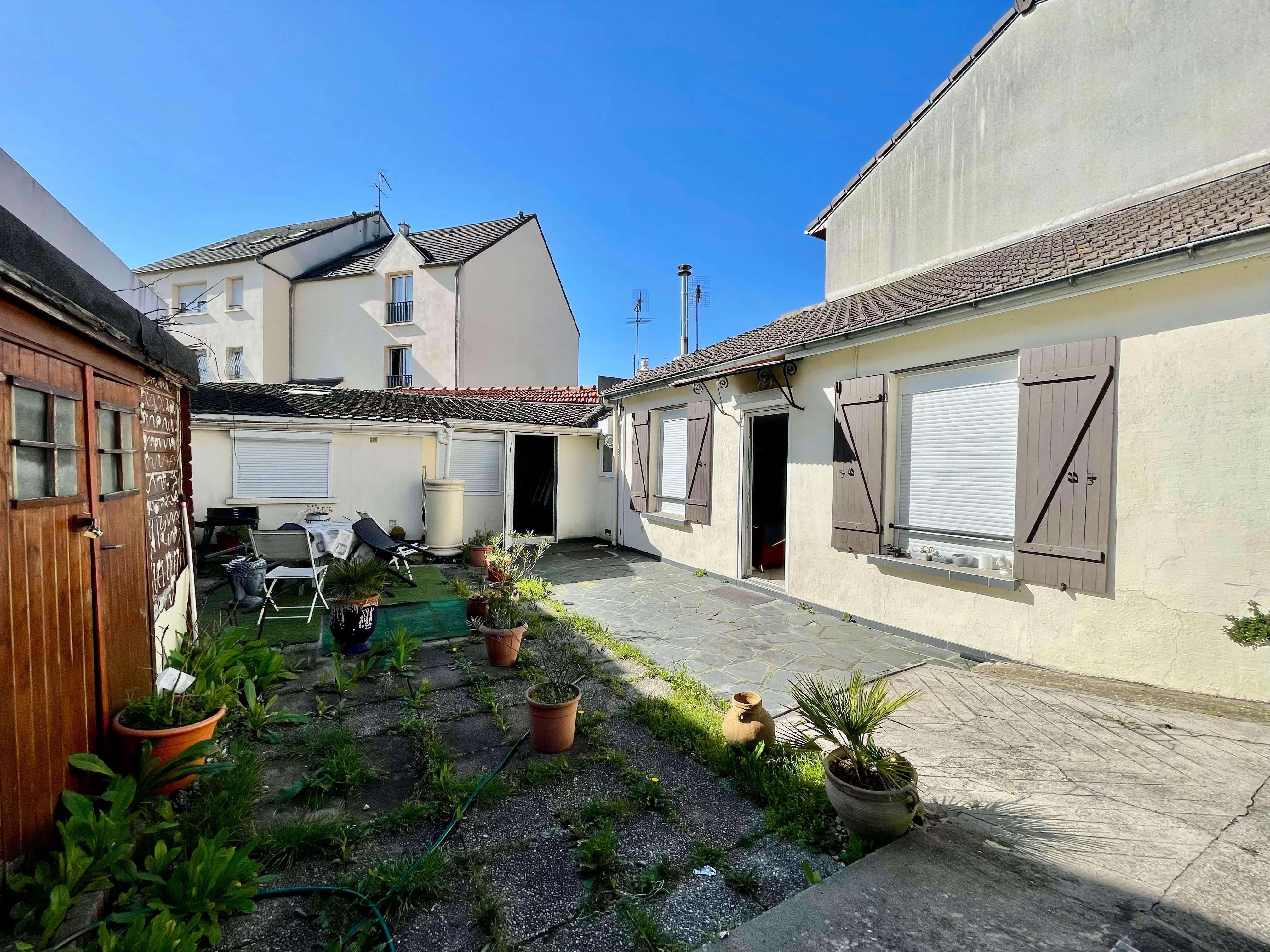 DRANCY - CENTRE-VILLE - MAISON DE PLAIN-PIED - 2 CHAMBRES - ACCES VEHICULE - JARDIN