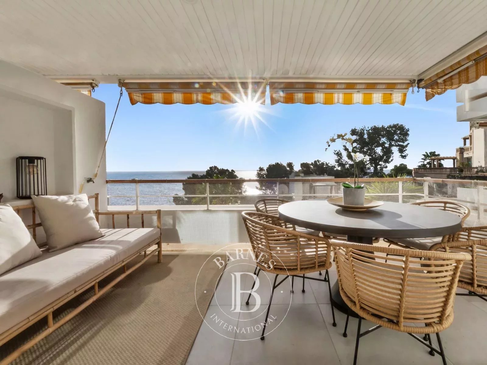 Appartement avec vue sur la mer dans une residence recherchée.