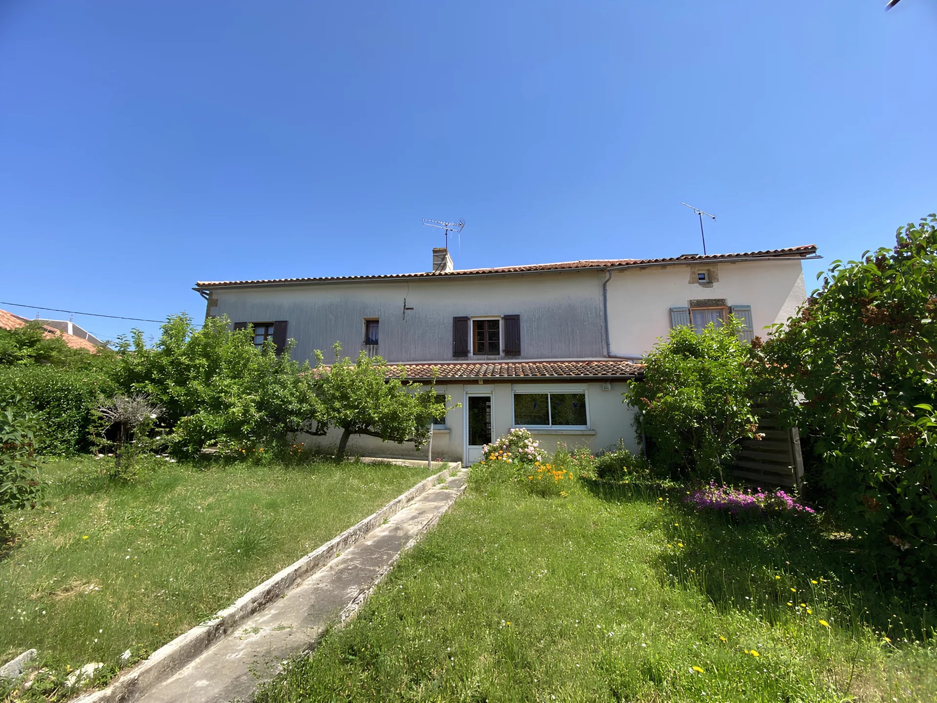 Maison de village avec dépendances et jardin