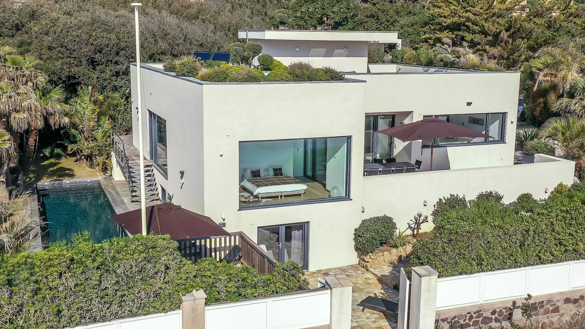 Close to Cannes - Waterfront modern villa