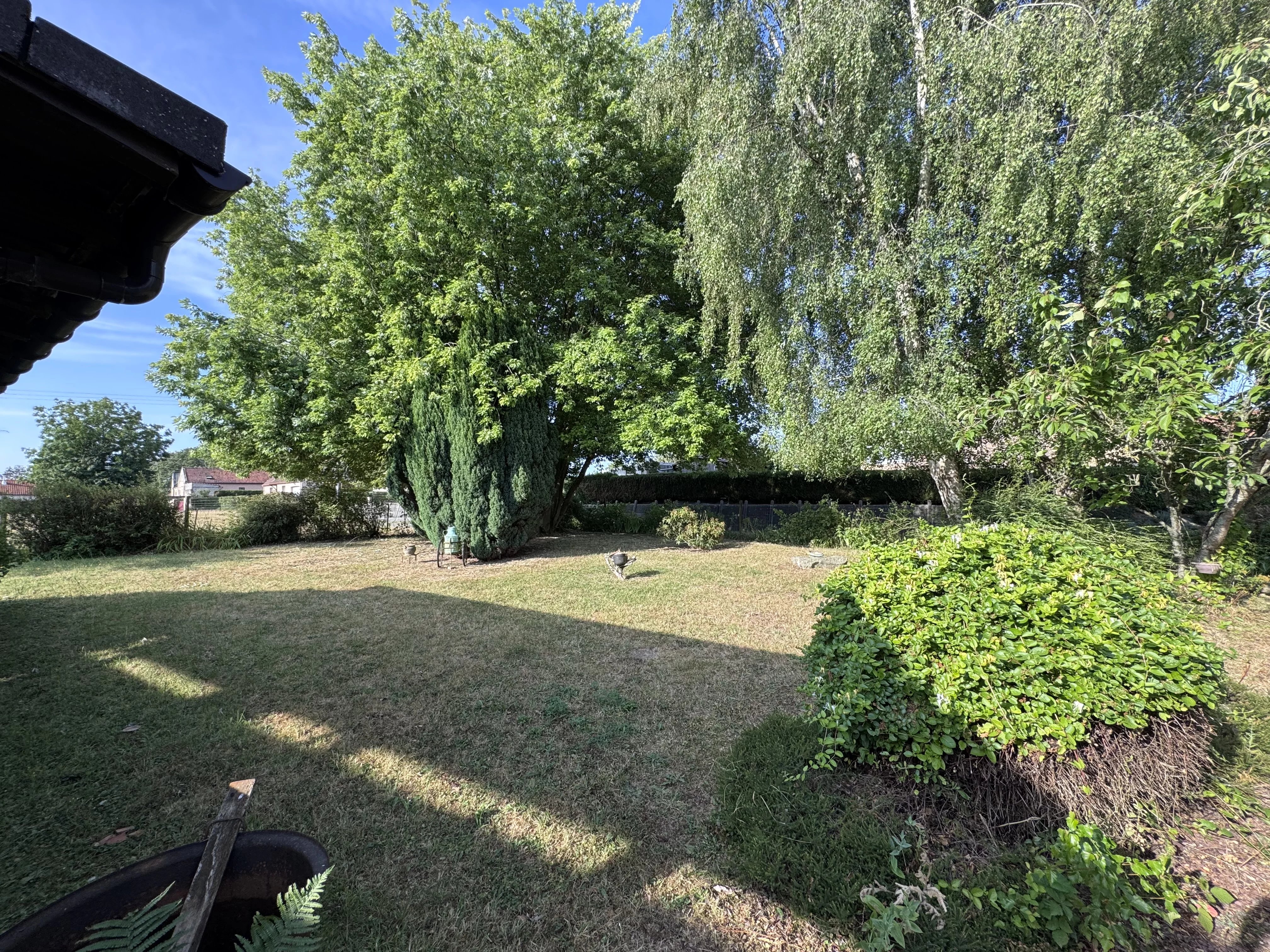 EXCLUSIVITÉ – MAISON DE PAYS SUR MAGNIFIQUE JARDIN DE 1 600 M² – 3 CHAMBRES — photo 10