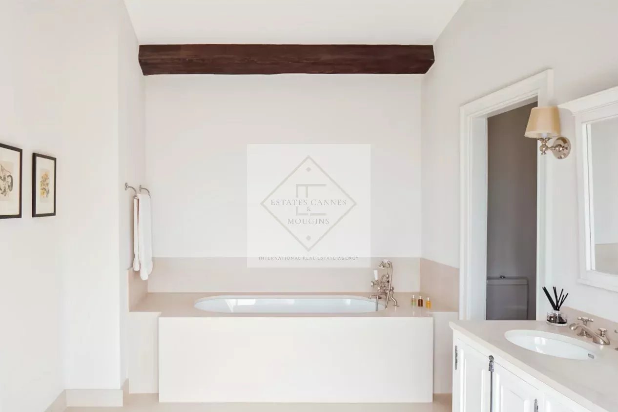Élégante maison en pierre rénovée – Charme provençal près du Cap d’Antibes — photo 13