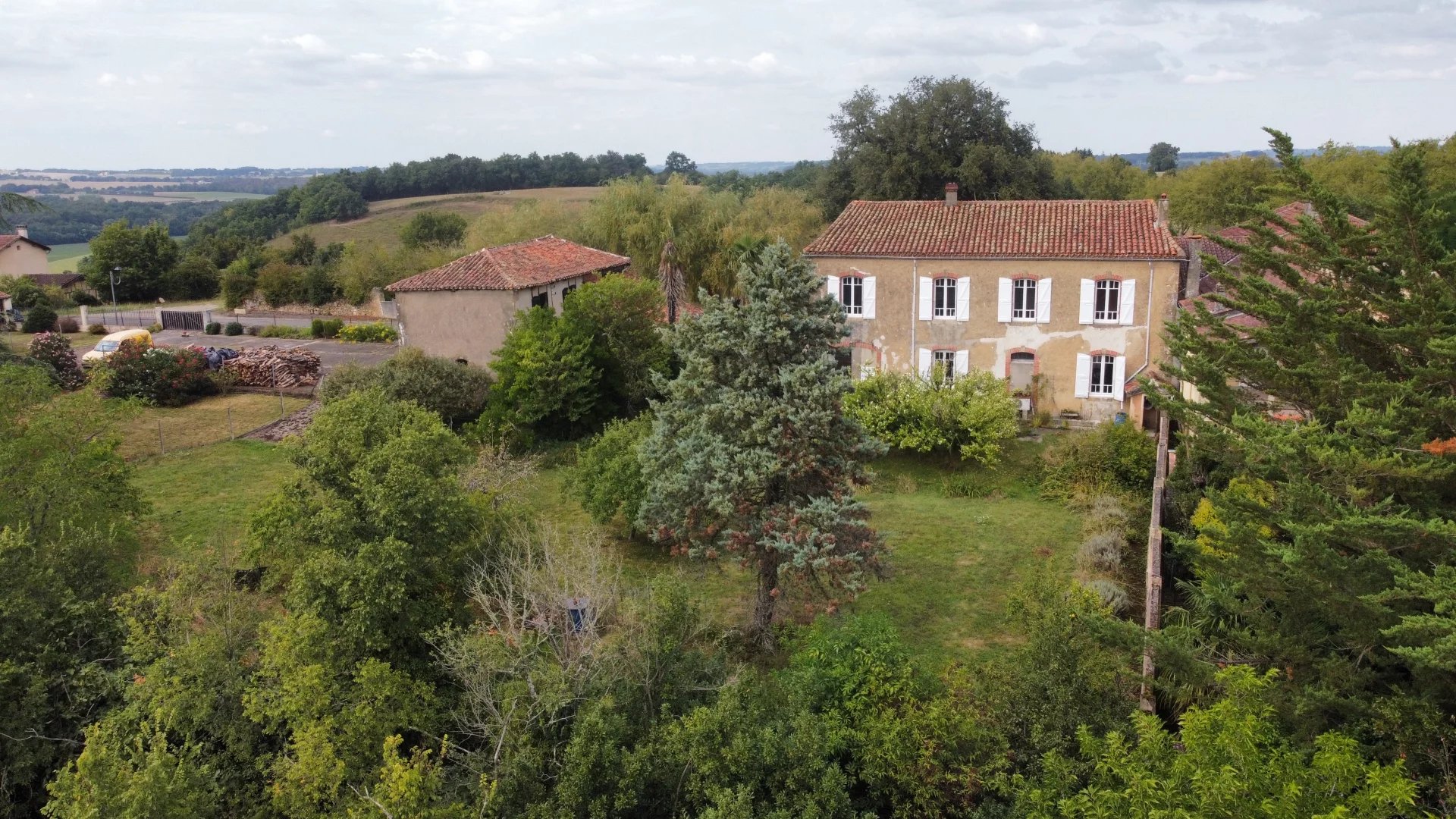 MAISON DE VILLAGE AVEC GRAND JARDIN