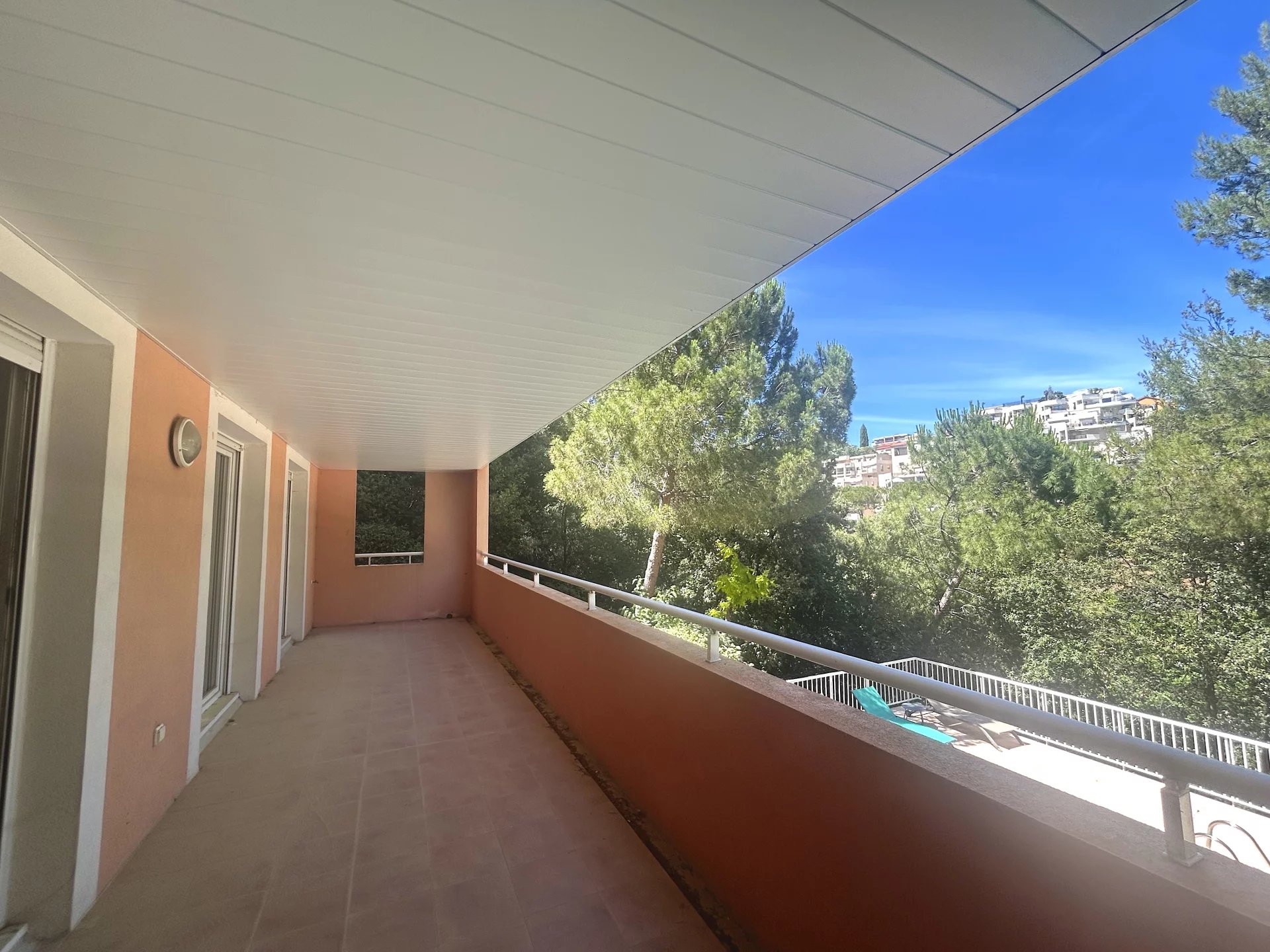 NICE - LANTERNE / 3 PIECES AVEC TERRASS ET PISCINE