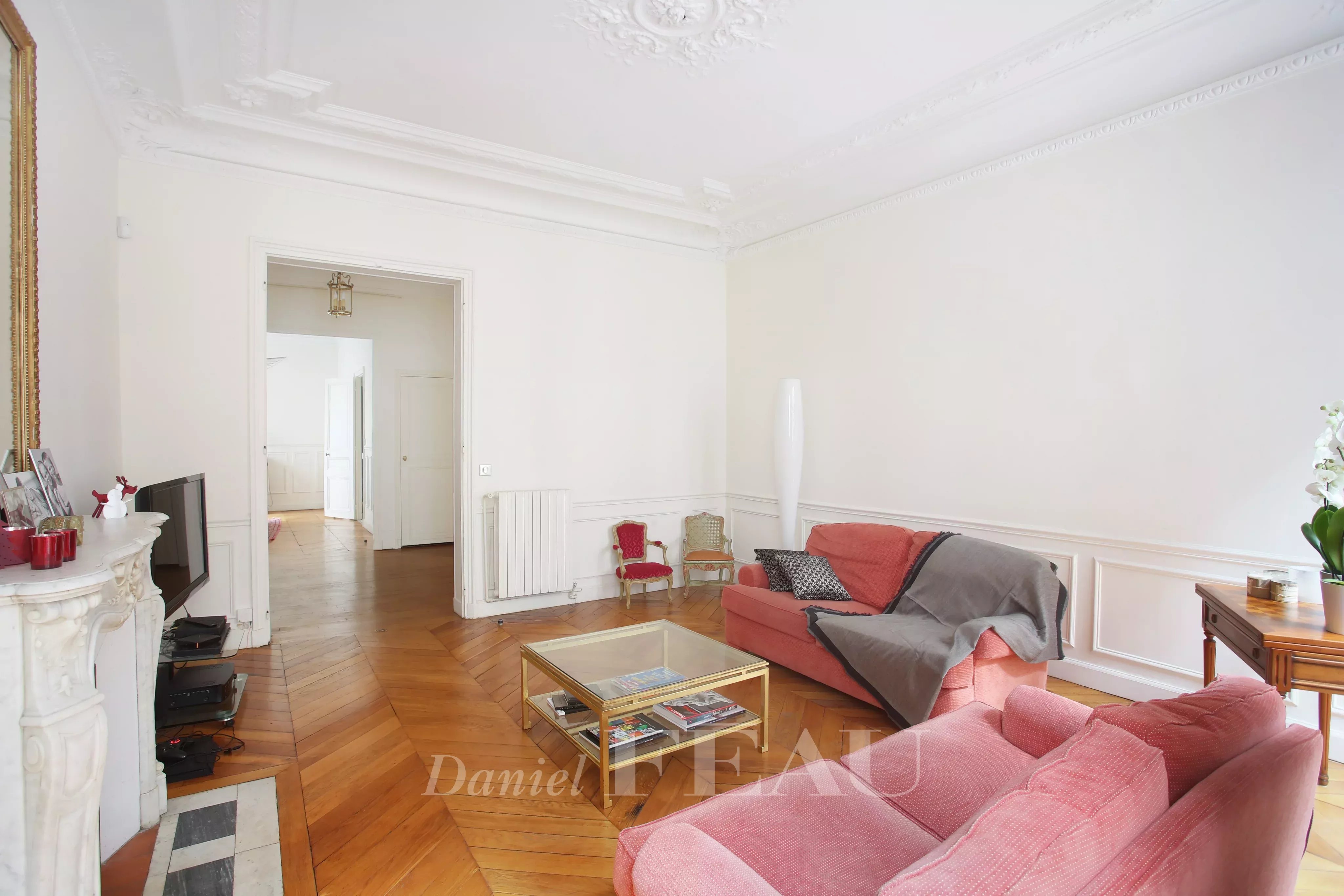 Séjour, parquet, moulures, cheminée