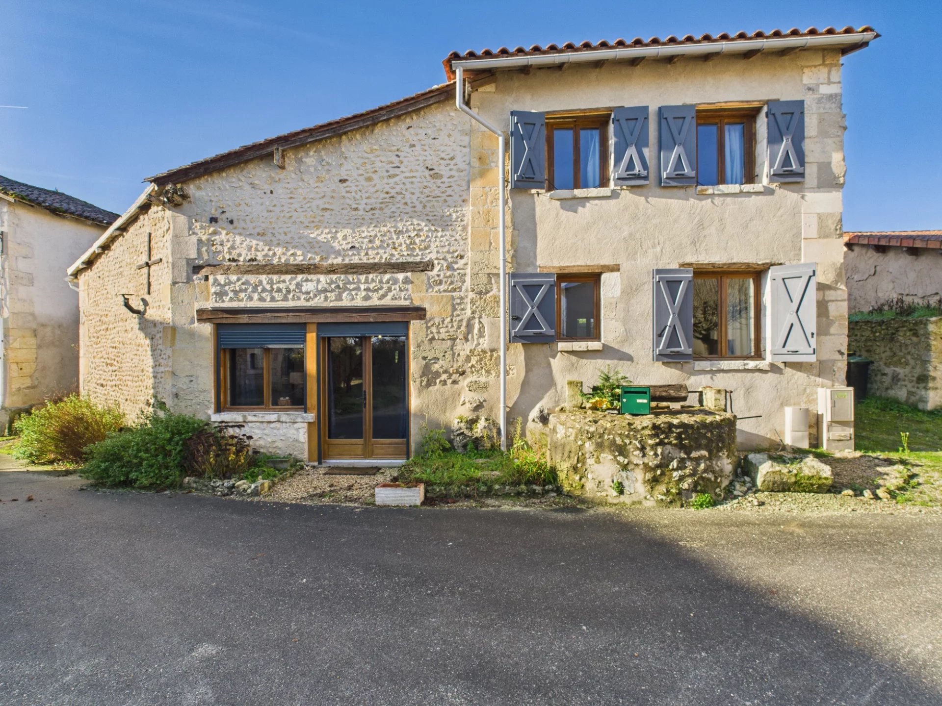 House in Aubeterre-sur-Dronne - view 1