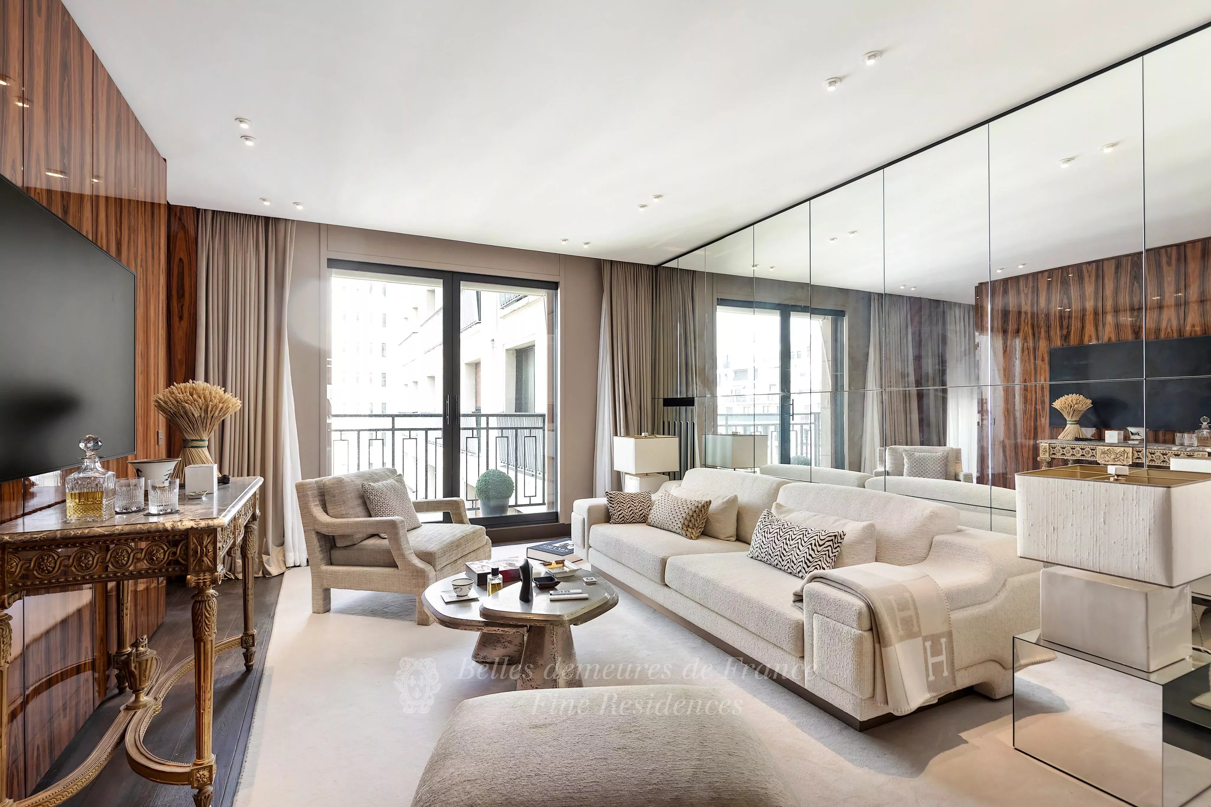 Paris VIIIe - Avenue Montaigne - Luxueux pied-à-terre