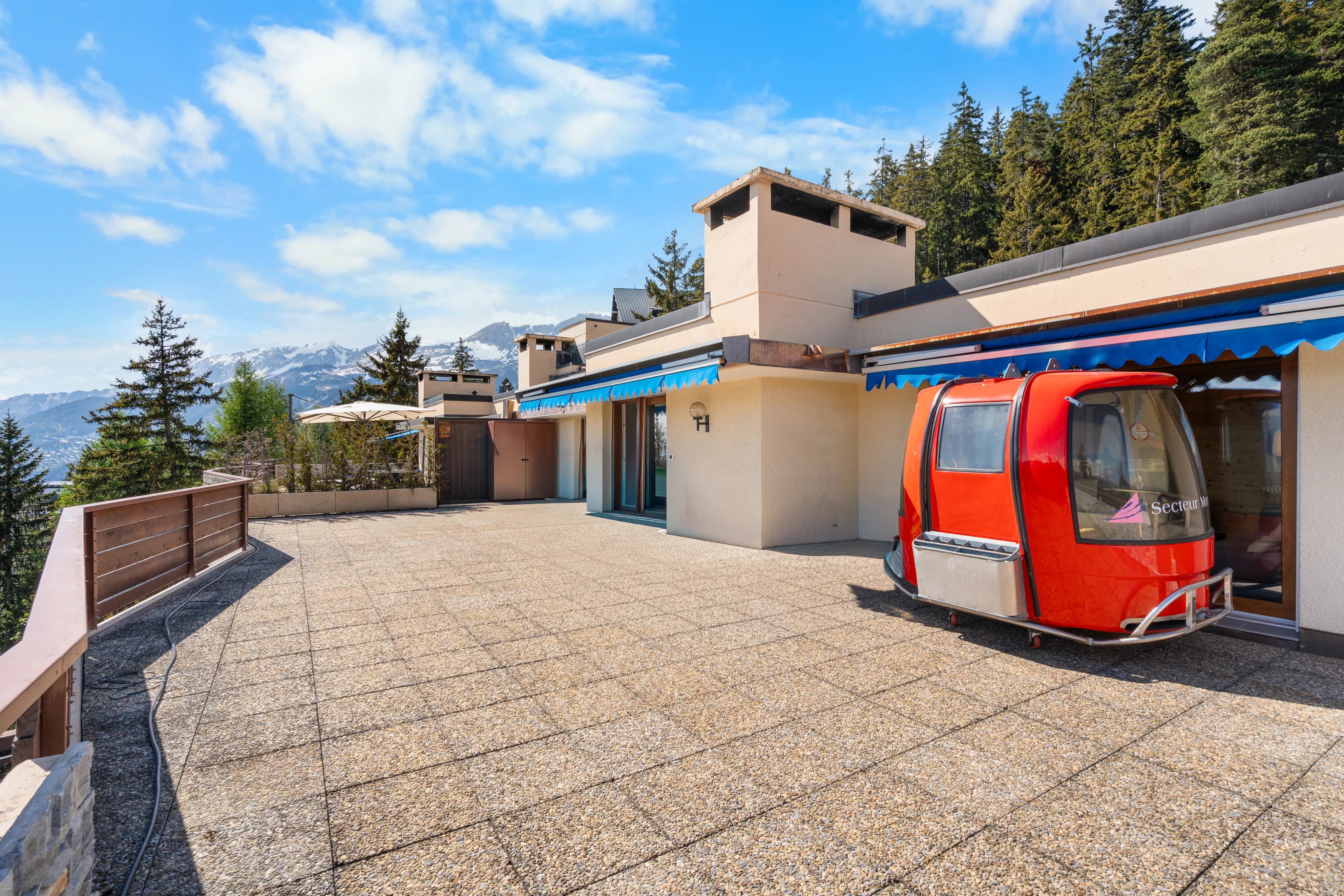 Bright penthouse with 93 sqm panoramic terrace, independent studio and stunning views