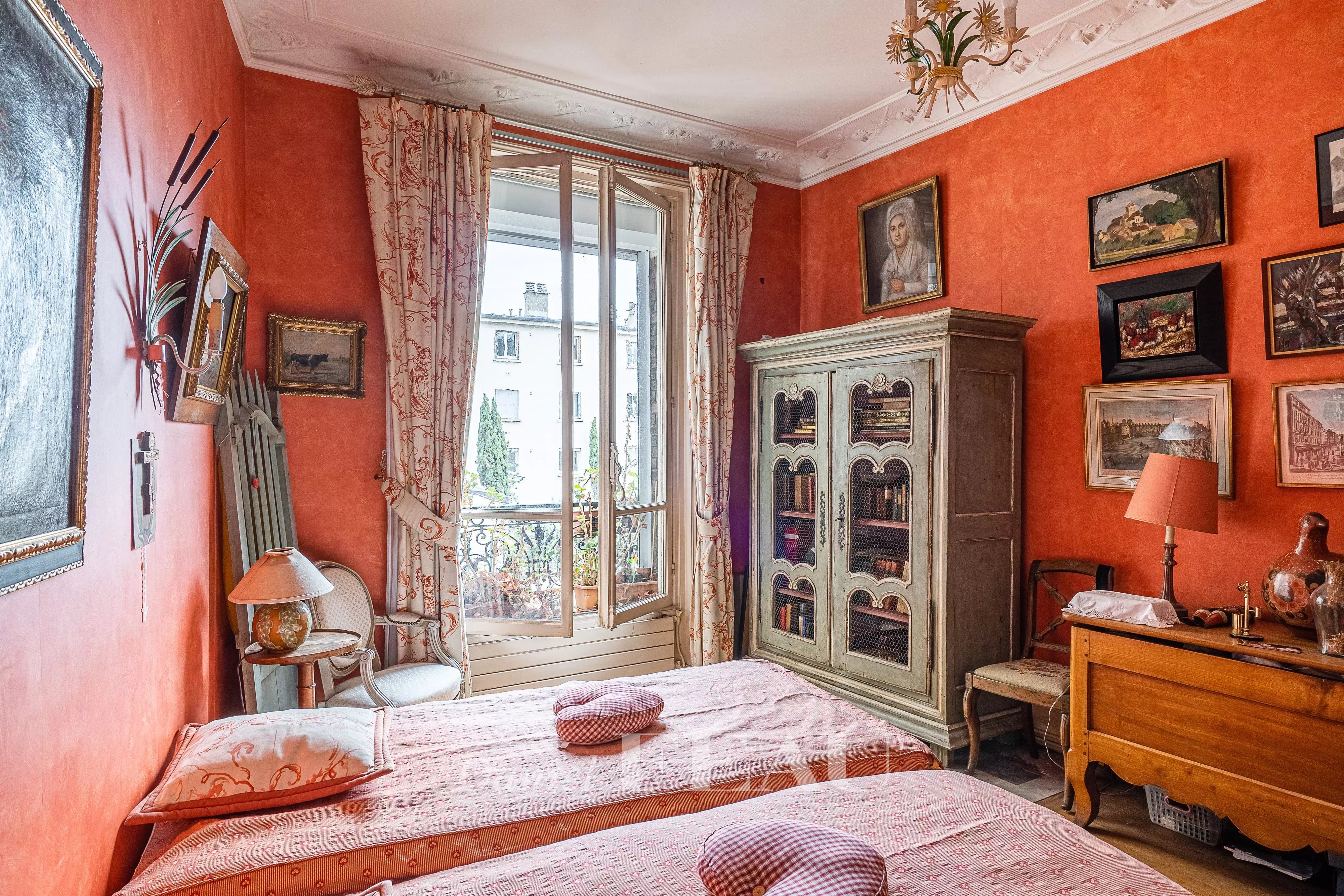 Chambre au calme et à la vue dégagée.