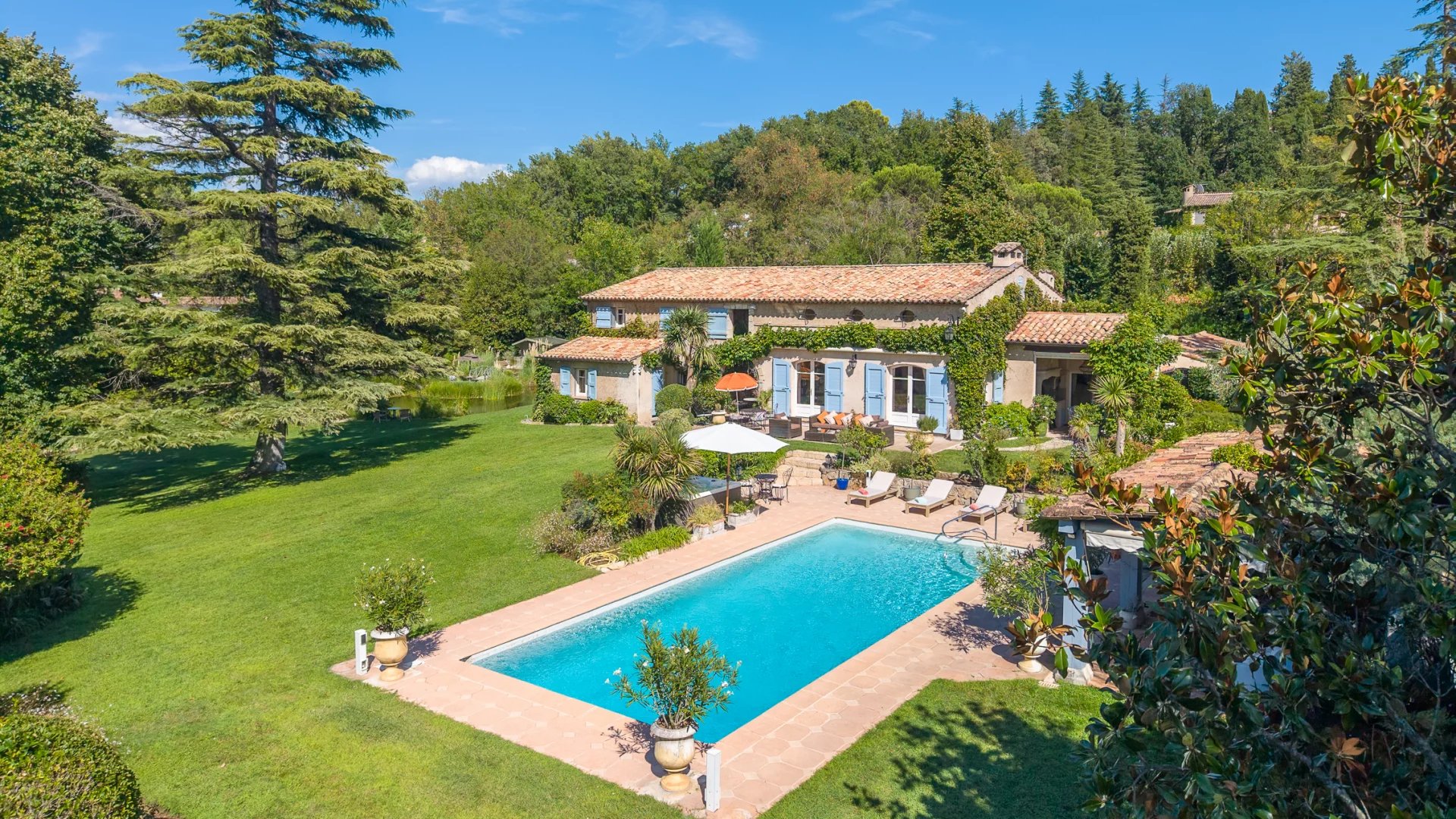 Provençal villa in a secured estate