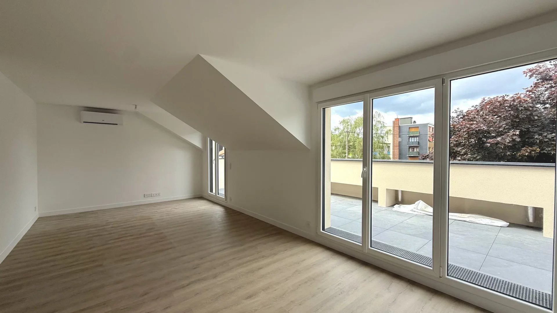 NEUILLY-SUR-MARNE - 3 PIECES - TERRASSE