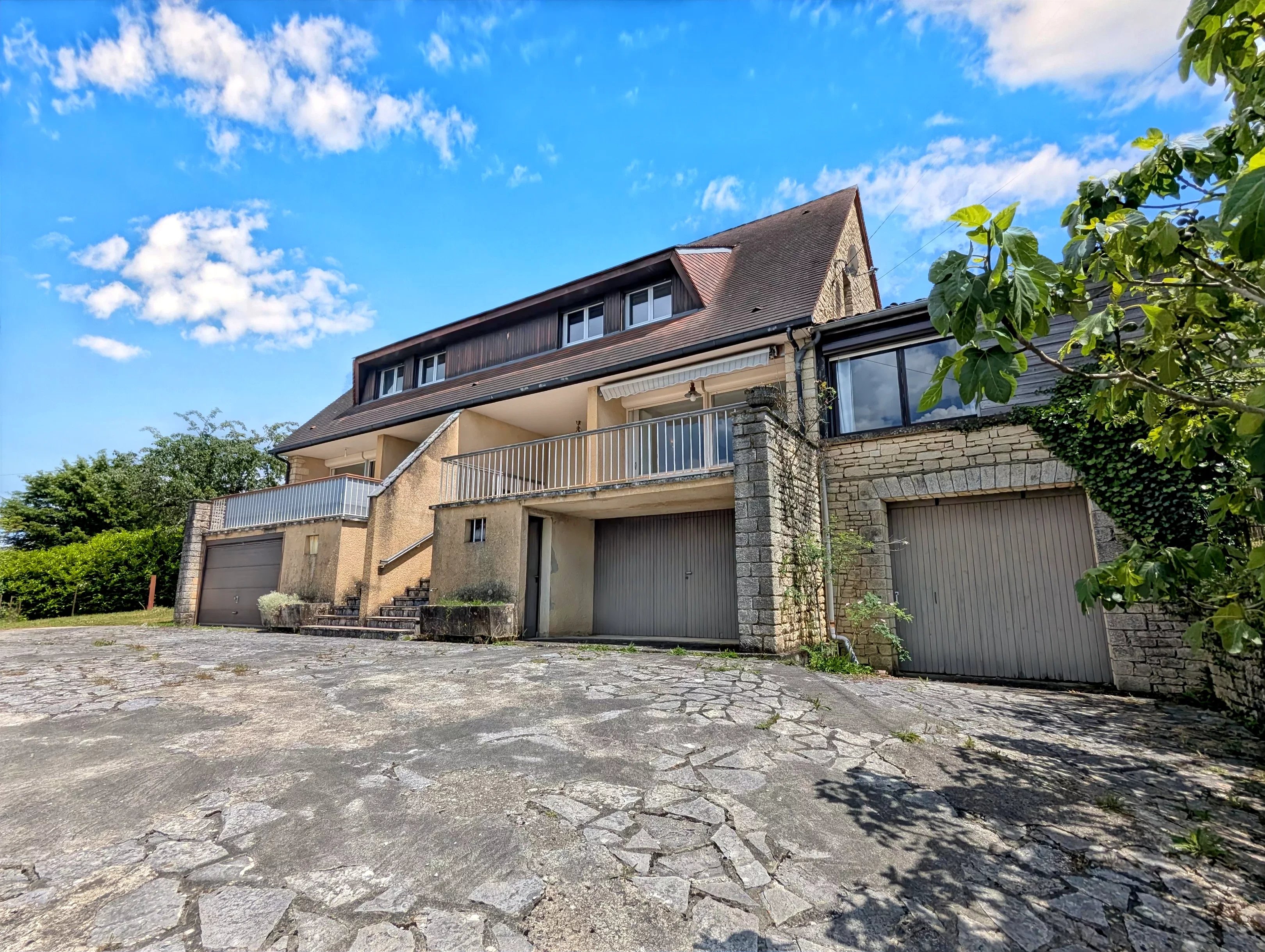 Ensemble immobilier de deux maisons avec des vues fantastiques sur Sarlat