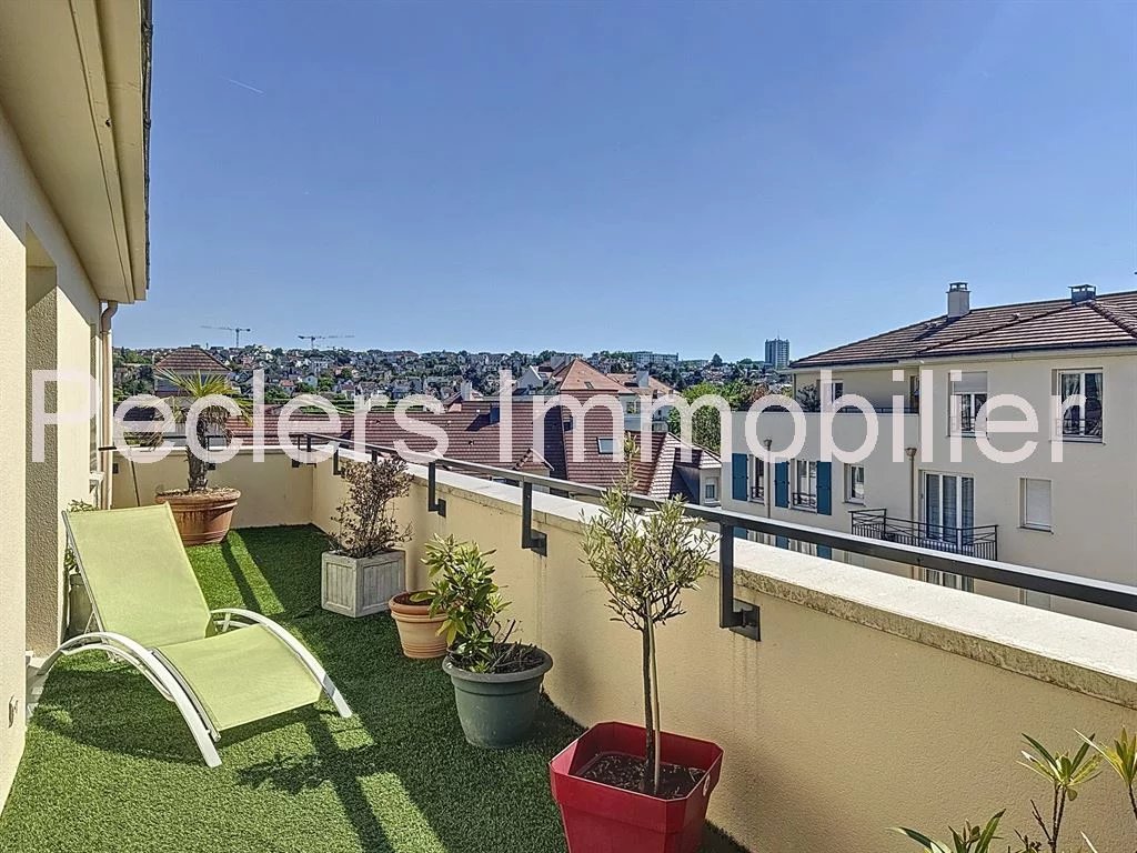 Appartement dernier étage terrasse 6 pieces à coté de la Caserne