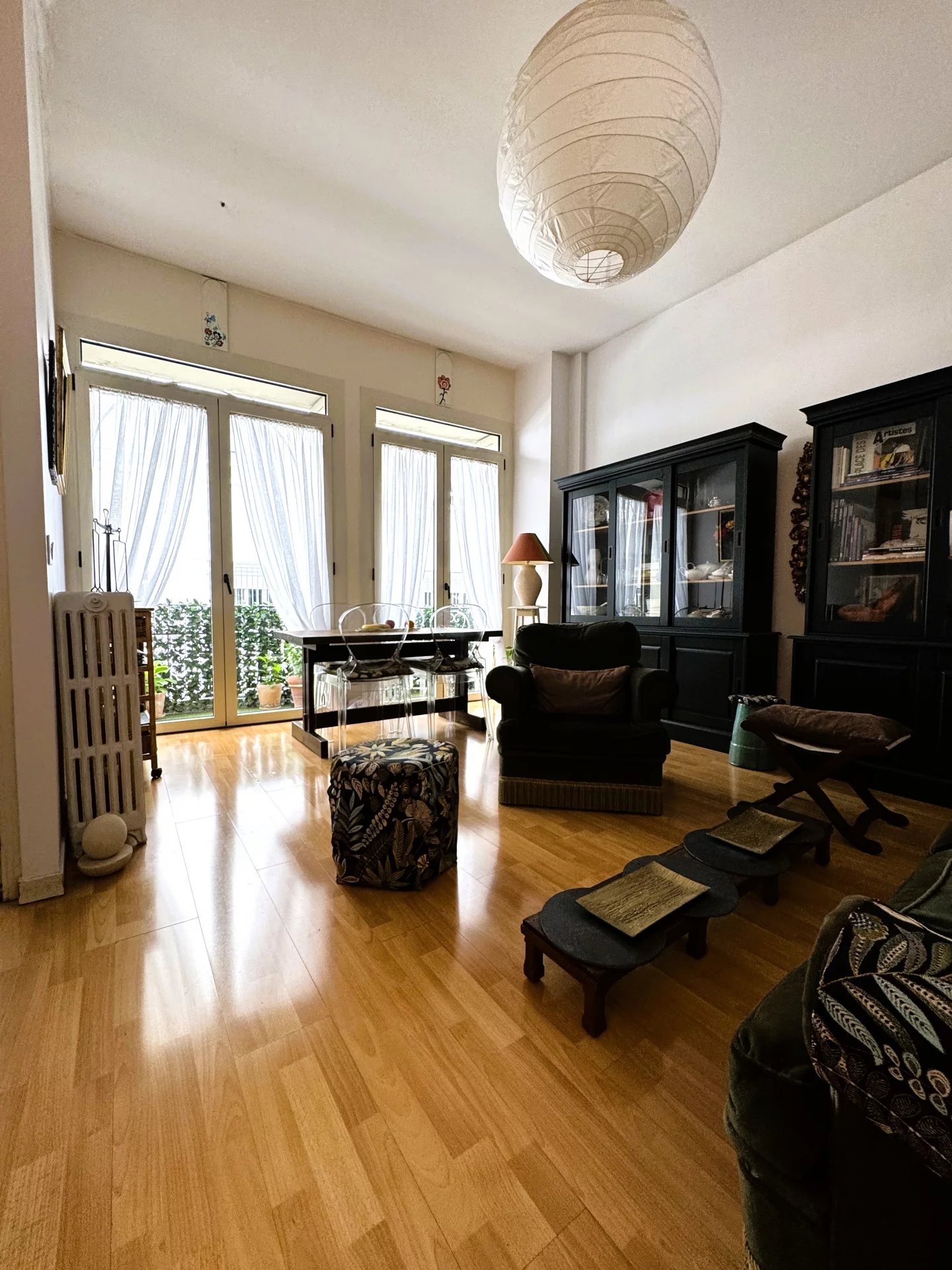 Maison de ville avec un balcon filant