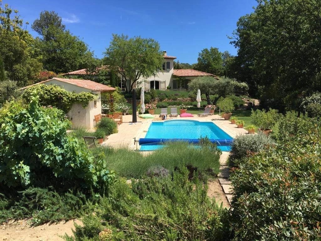 TRES BELLE VILLA SUR 5762M²AVEC PISCINE