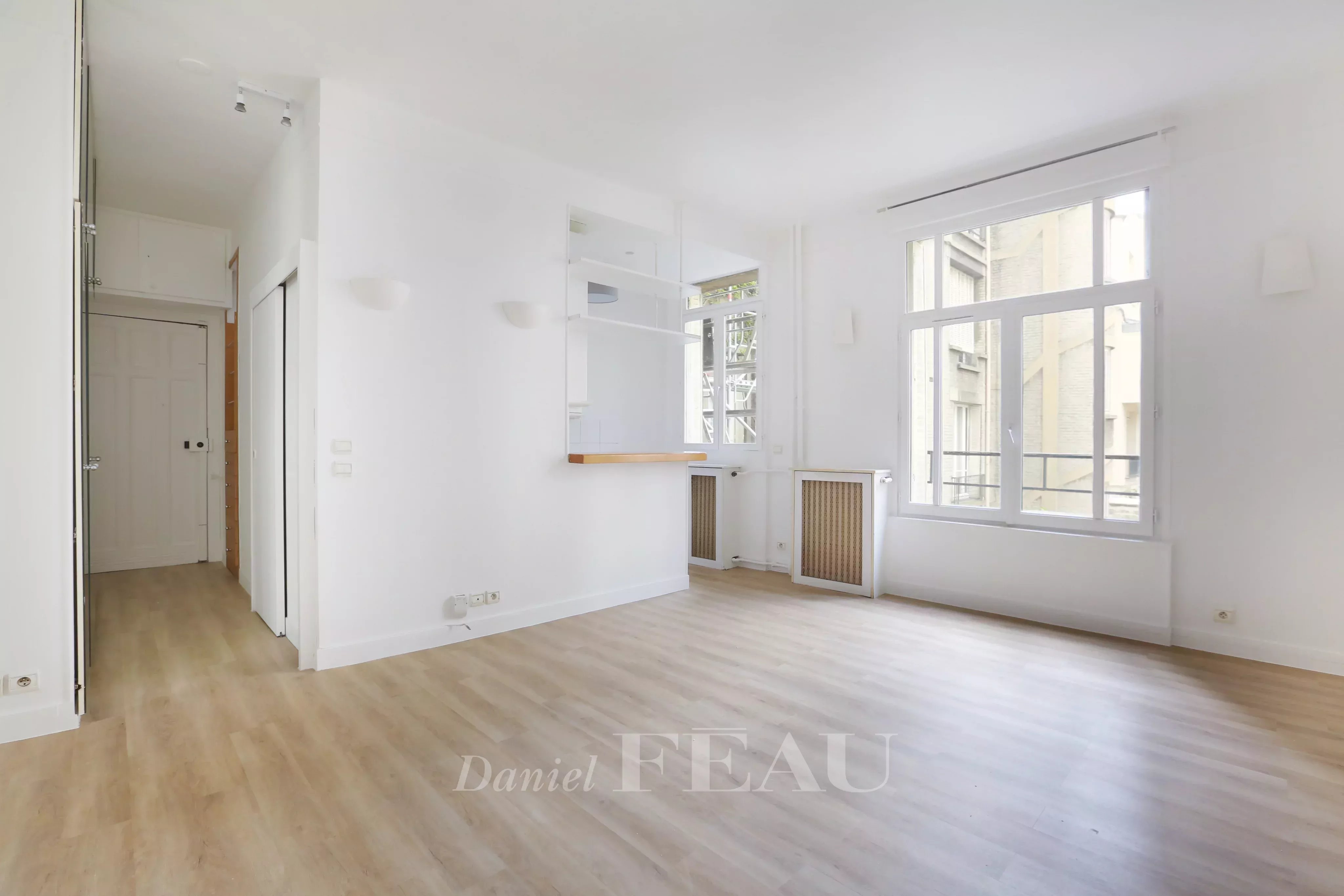 Neuilly-sur-Seine  -  A bright and peaceful studio apartment
