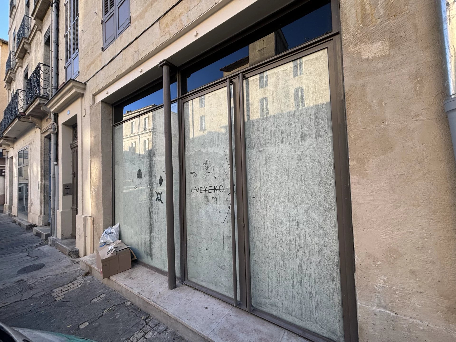 VENTE LOCAL COMMERCIAL - 67,15M² - NIMES