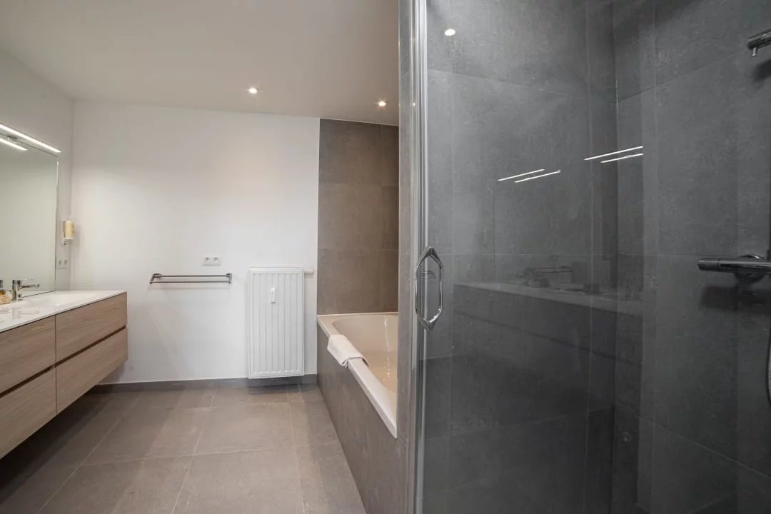 Stéphanie/Chatelain - 3 chambres meublé