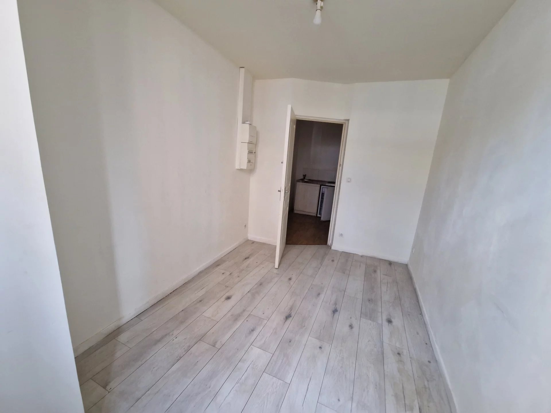 BEZIERS CENTRE STUDIO A LOUER A LANNEE