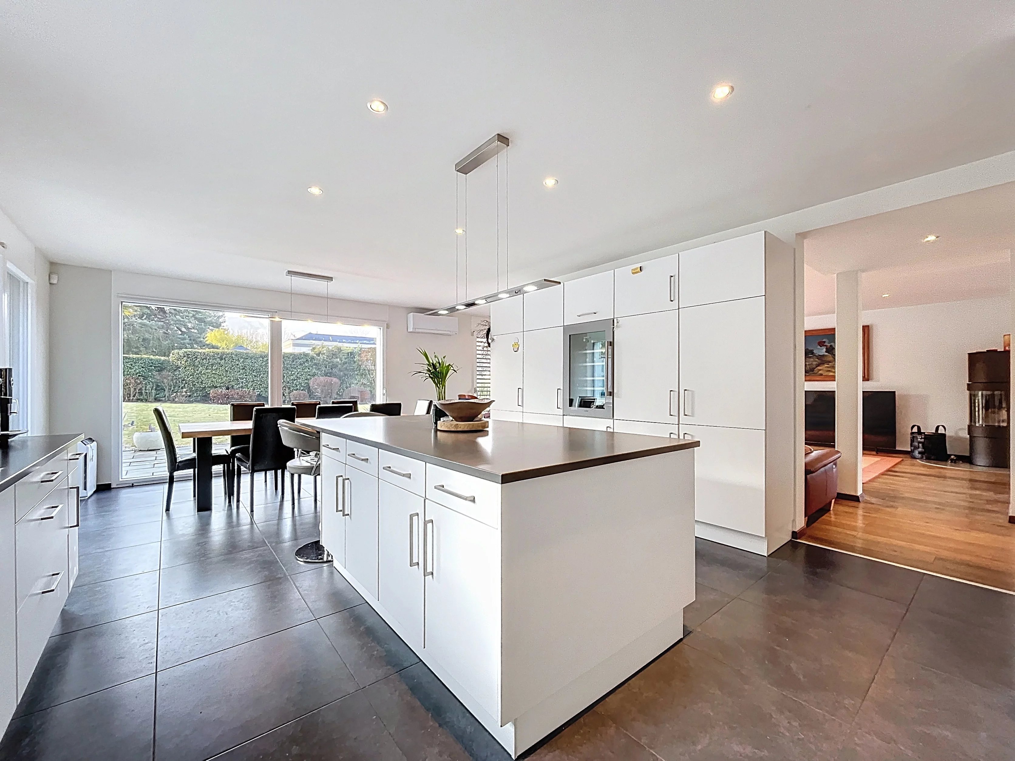 Villa lumineuse proche École Internationale