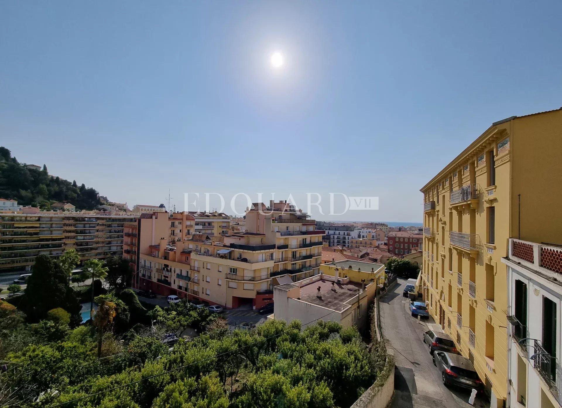 Deux pièces en bon état avec grande terrasse et agréable vue panoramique jusqu’à la mer, proche de la Gare Routière