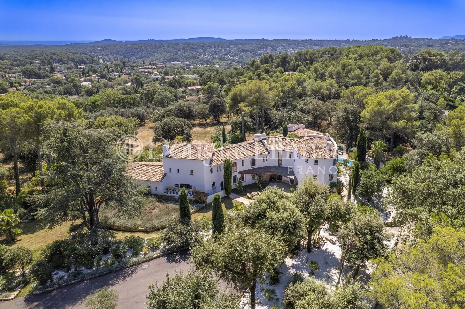 VALBONNE – Une magnifique propriété méditerranéenne avec vue sur la mer - Image nᵒ3