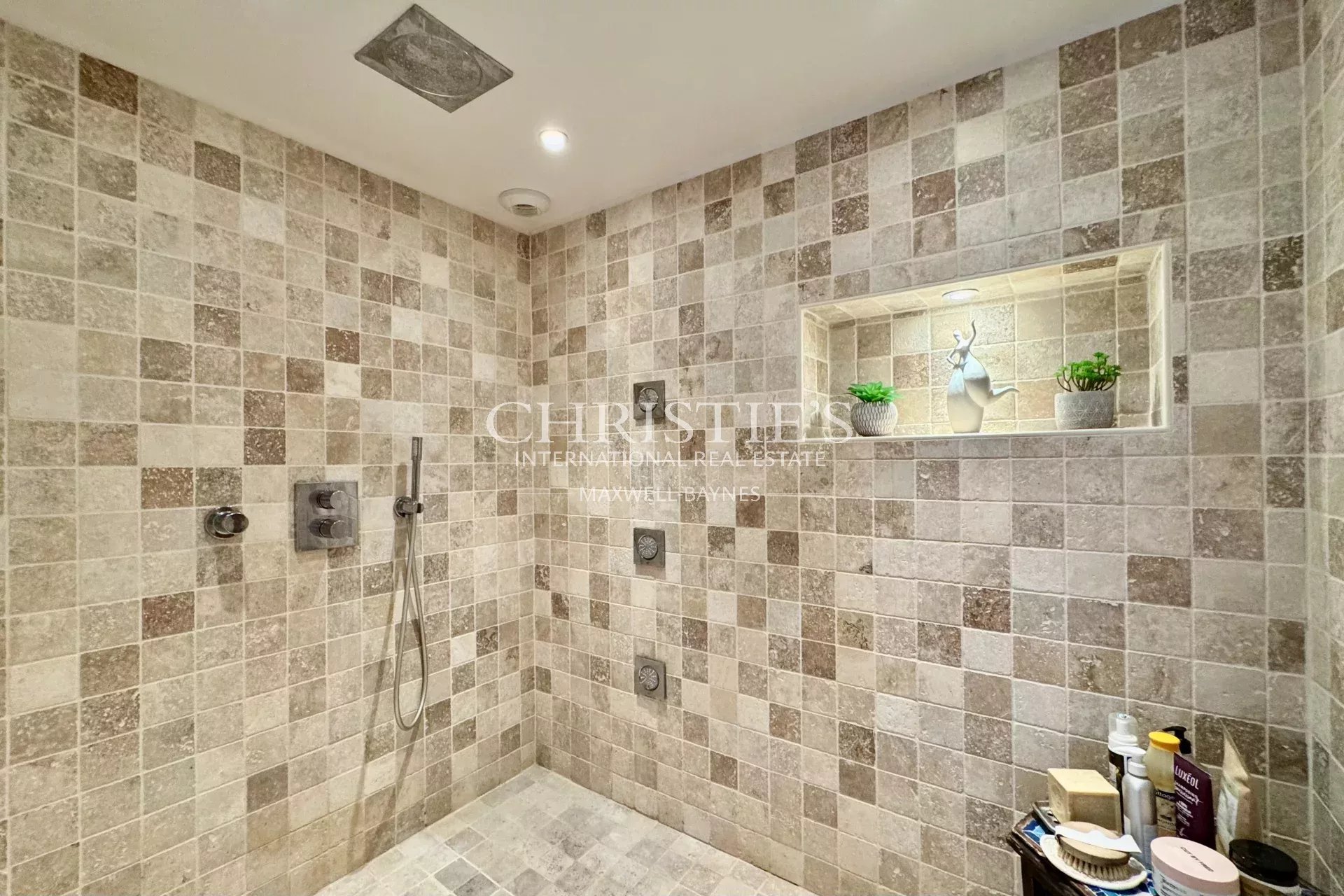 7 Bedroom Villa/Townhouse's Image 24
