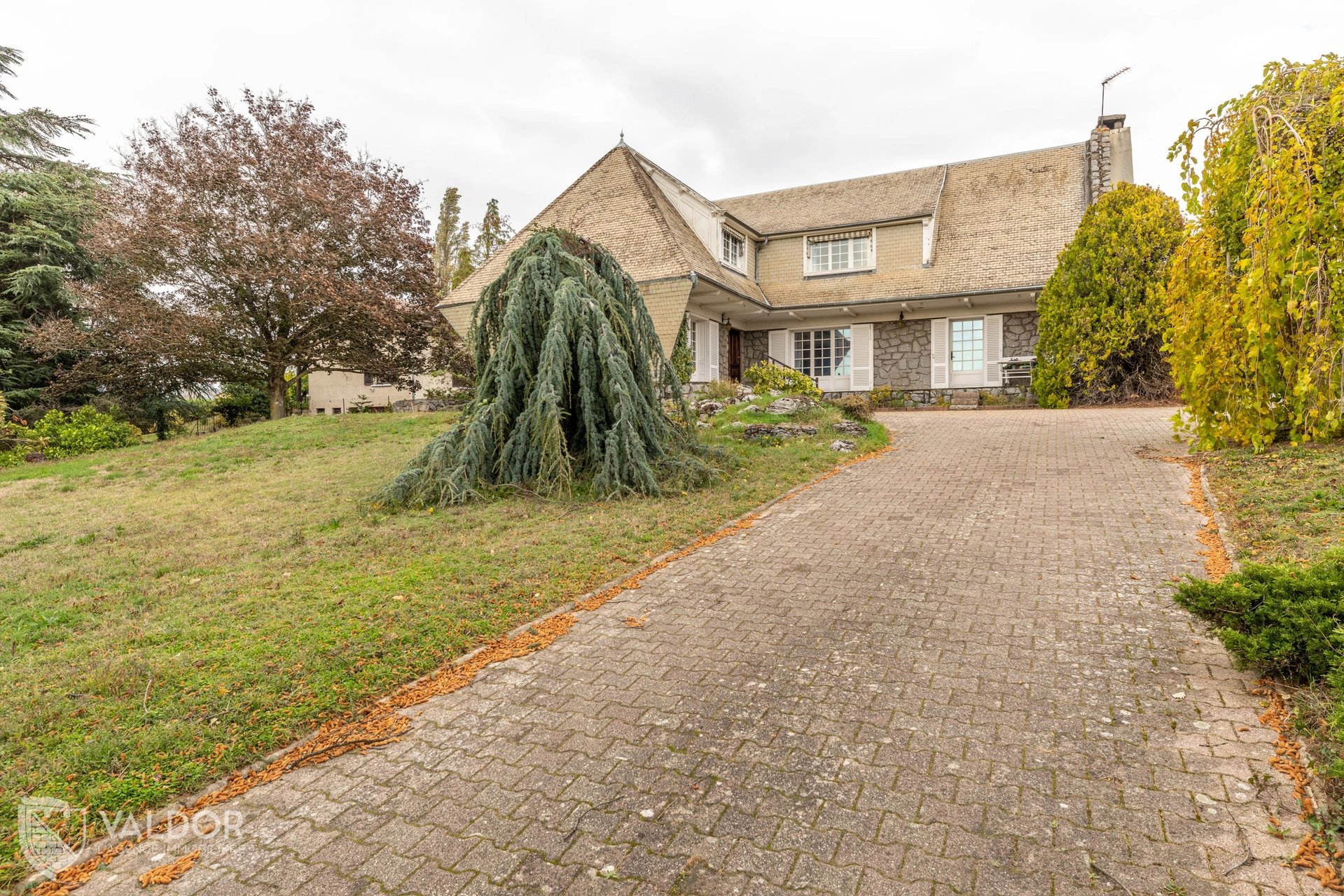 Maison atypique de 190 m² avec grand terrain