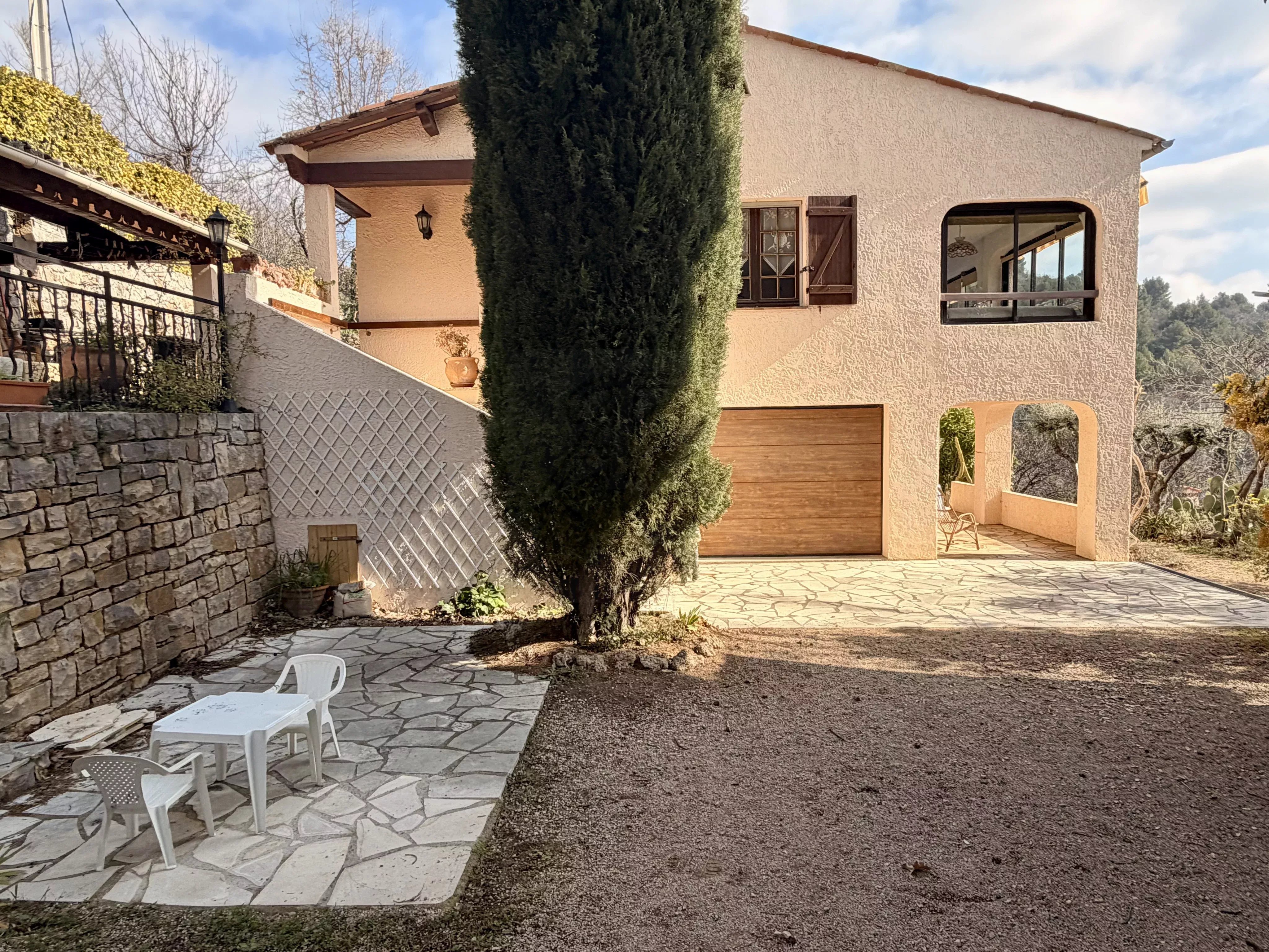 Villa avec vue panoramique, appartement , à pied du village de Seillans .