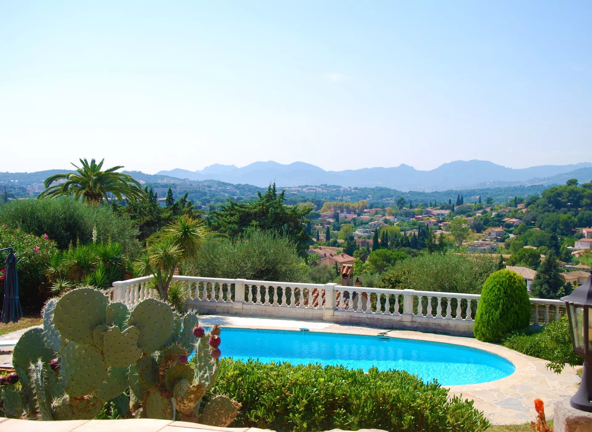 VILLA DE CHARME DANS UN DOMAINE PRIVE EN POSITION DOMINANTE AU CALME