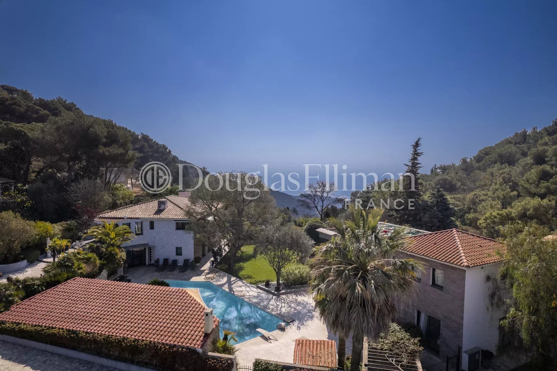 EZE – Near Monaco: Two villas on a landscaped 4,300 m² park. - Picture n°2