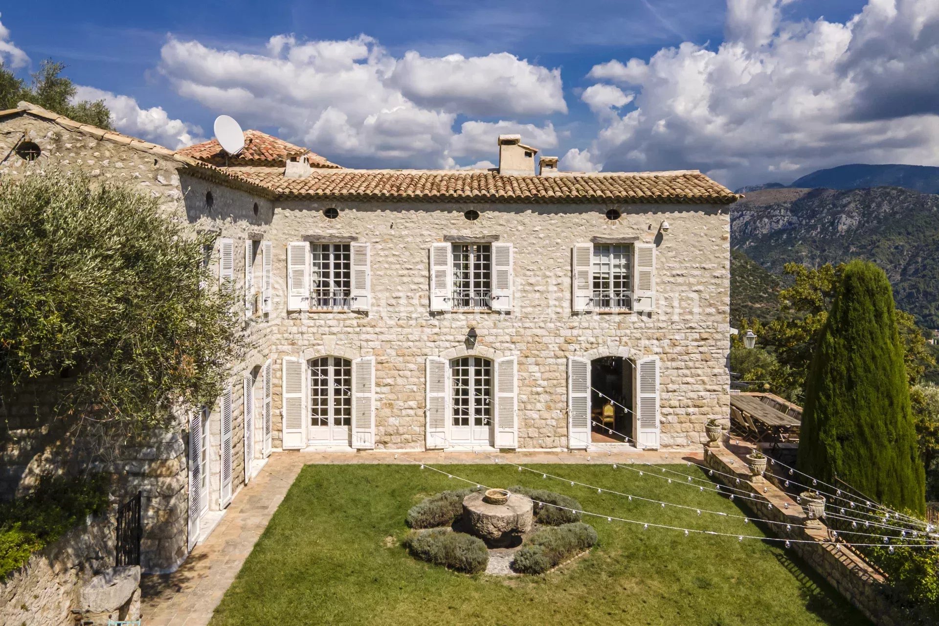 PROCHE NICE  – Vente aux enchères d&rsquo;un Magnifique château - Image nᵒ3