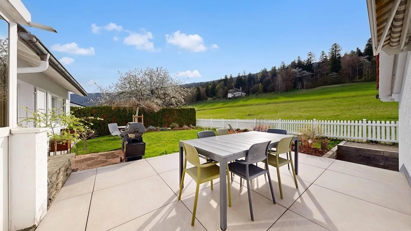 Villa d’exception avec piscine intérieure, terrasses panoramiques et écrin de verdure