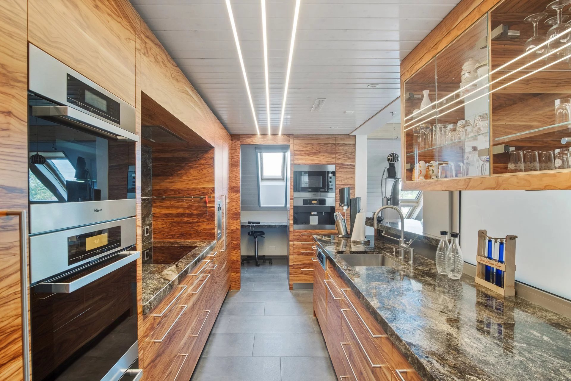 Idyllic location, luxurious extension, many options