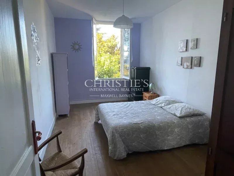 6 Bedroom Vineyard's Image 10