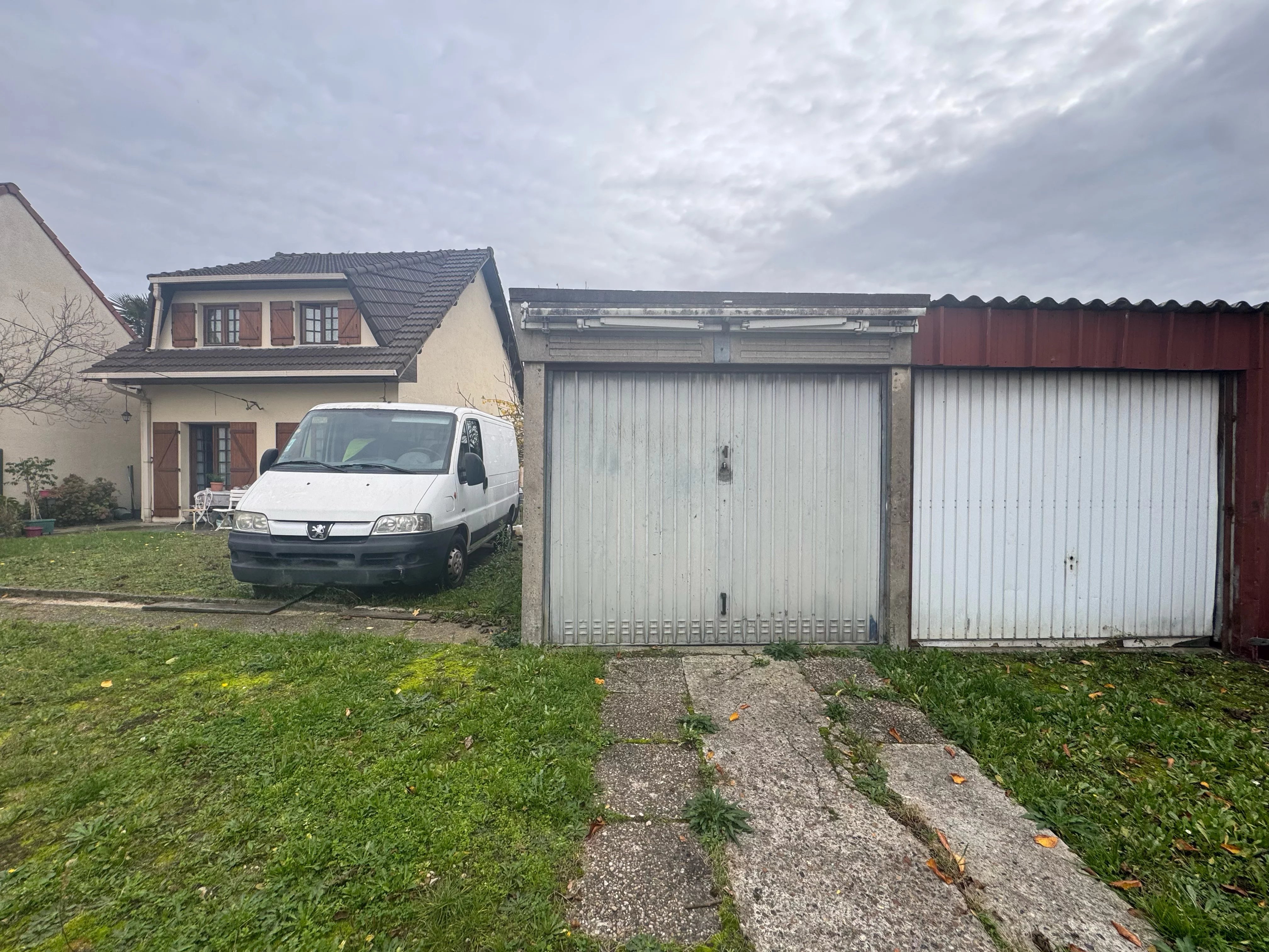 BLANC-MESNIL SUD : maison familiale avec atelier & 2 garages et plusieurs accès véhicules