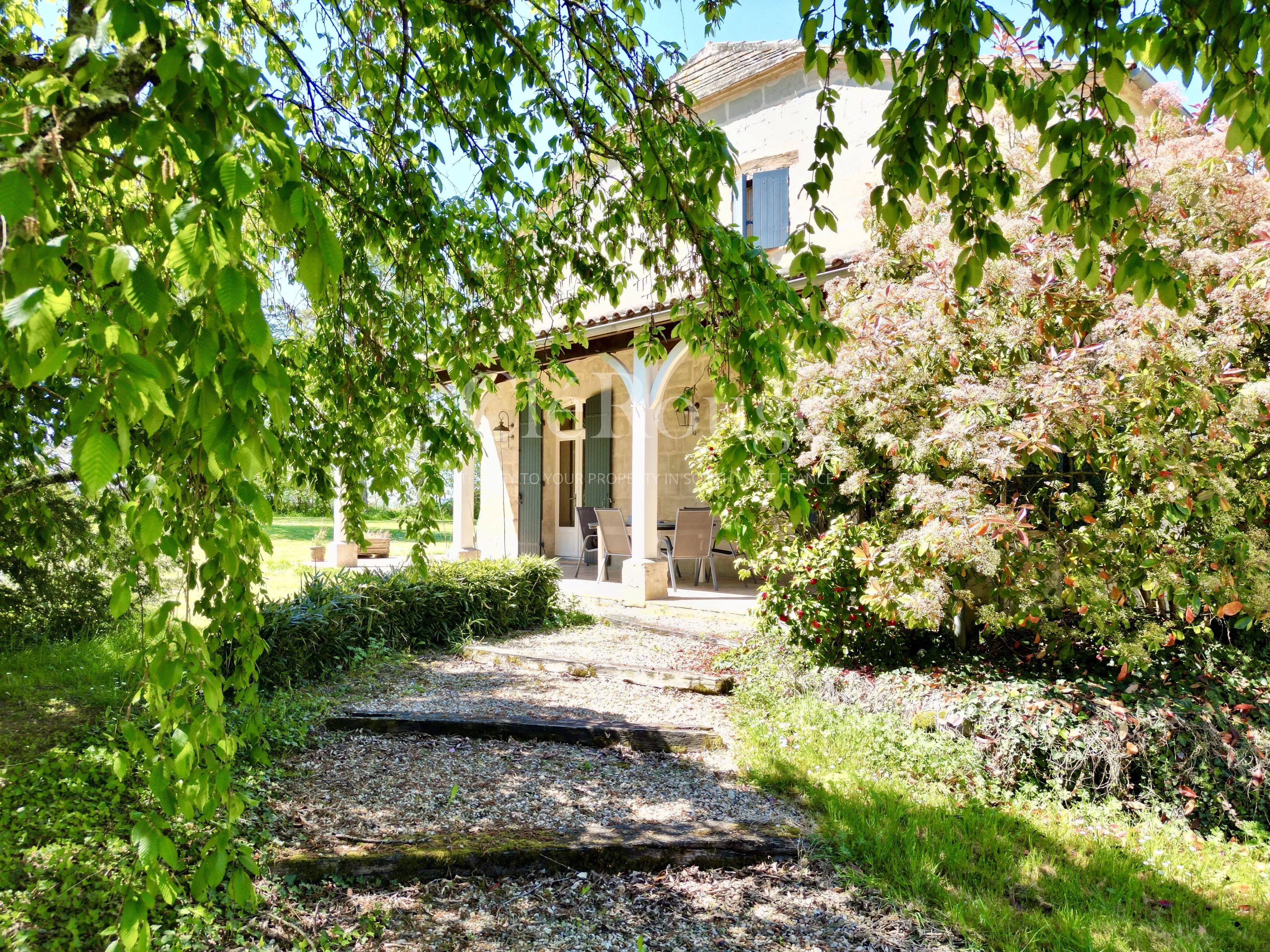 Proche de Marmande  Élégante Ferme Rénovée avec 4 chambres et des espaces de vie d'exception