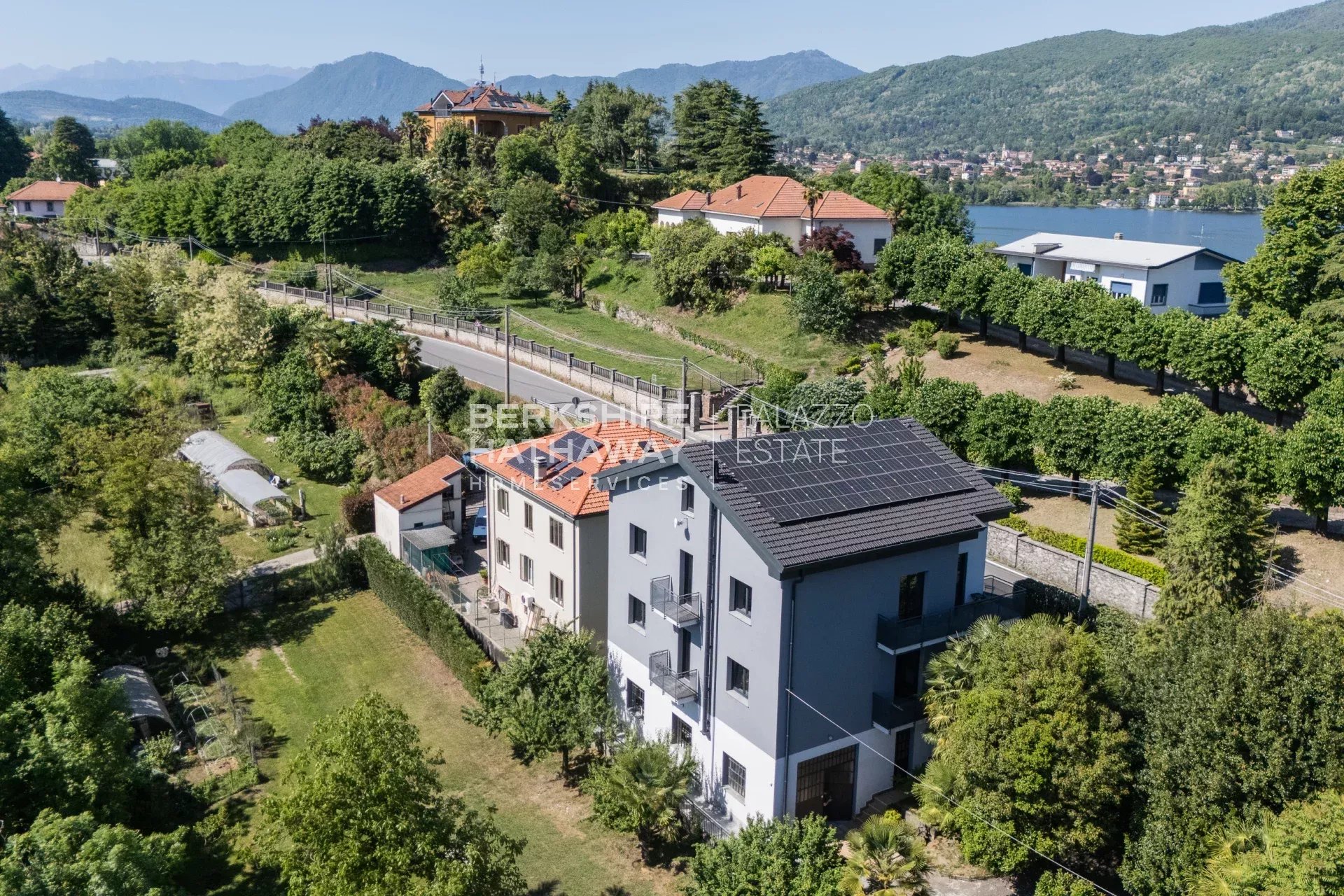 Villa bifamiliare con giardino a Biandronno, a pochi passi dal Lago di Varese